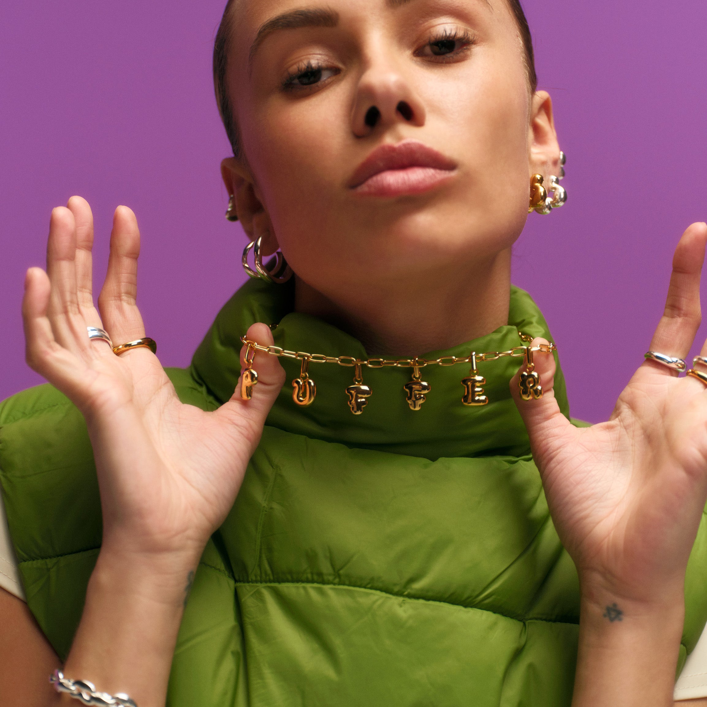 Camille Brinch  Puffer Letter Charm vedhæng - forgyldt