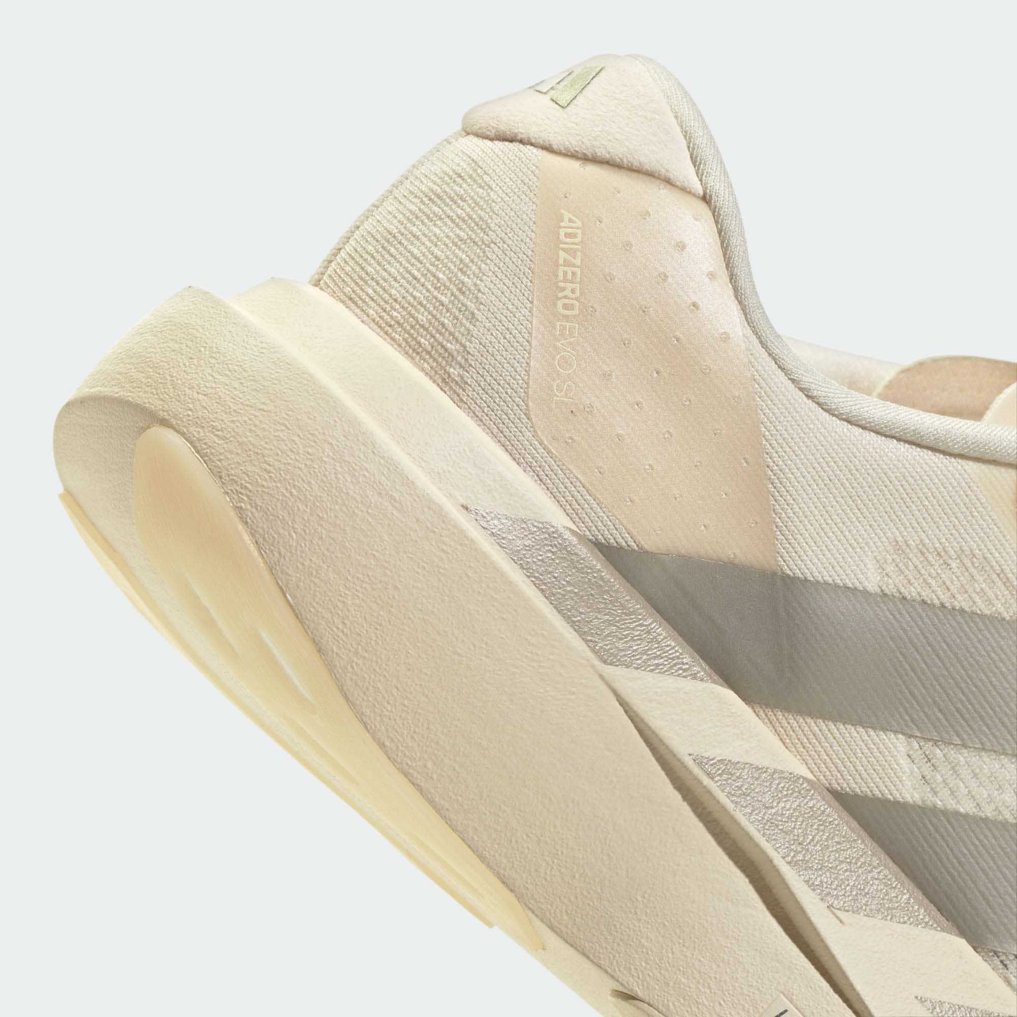 Adizero Evo SL Dame Wonder White/Cyber Metallic/Warm Vanilla