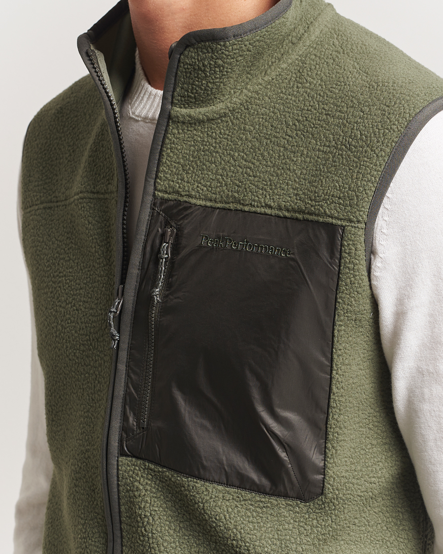 Peak Performance Pile Vest Pine Needle