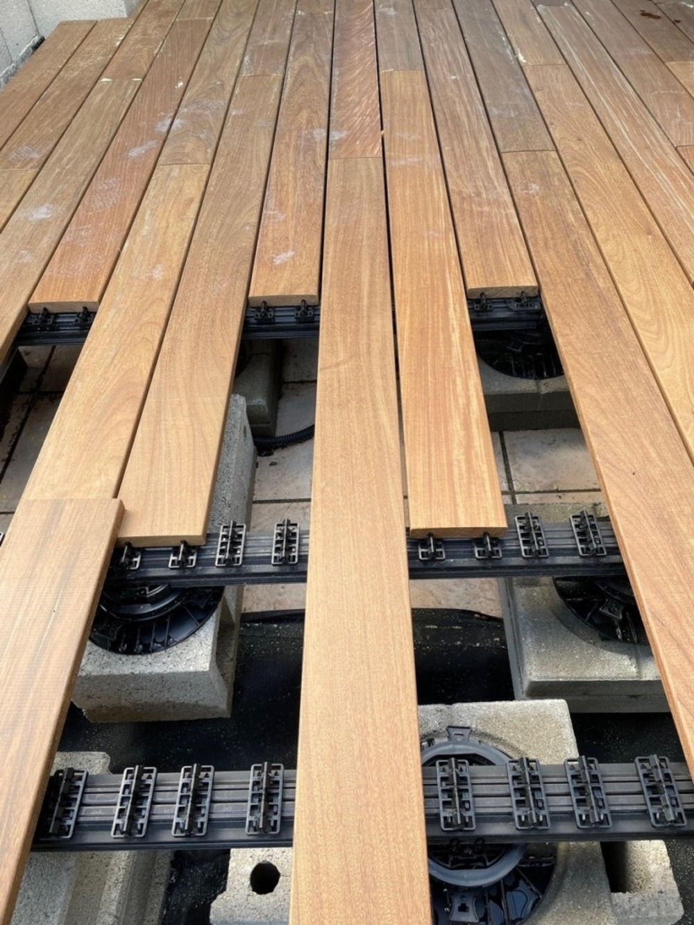 Pack complet 45m² lame de terrasse ipe grad clips lx2400mm avec lambourde, flat rail, plot pvc et clé de démontage