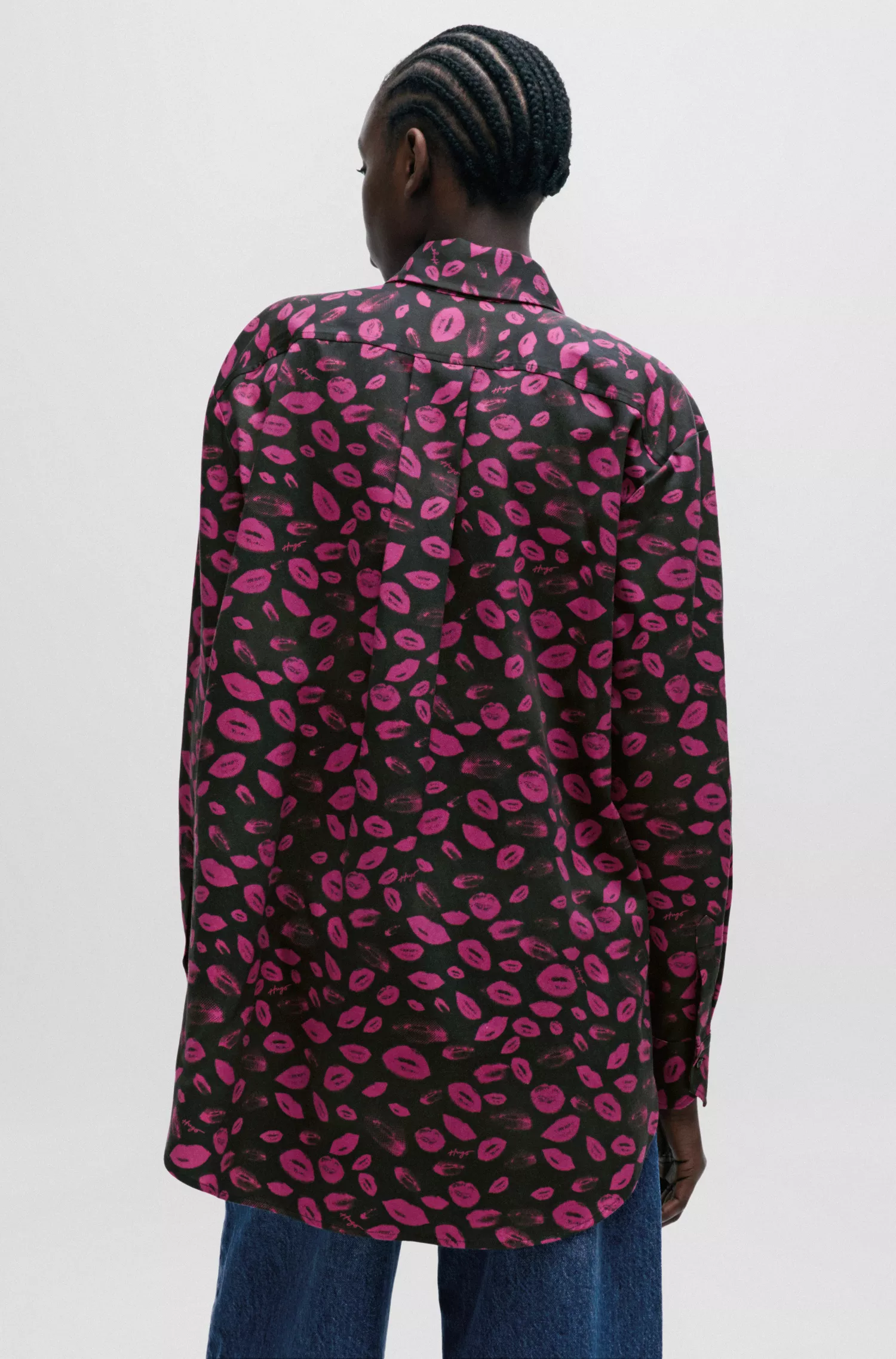 Blusa HUGO vermelha de modelagem ampla com estampa floral miúda de lábios.