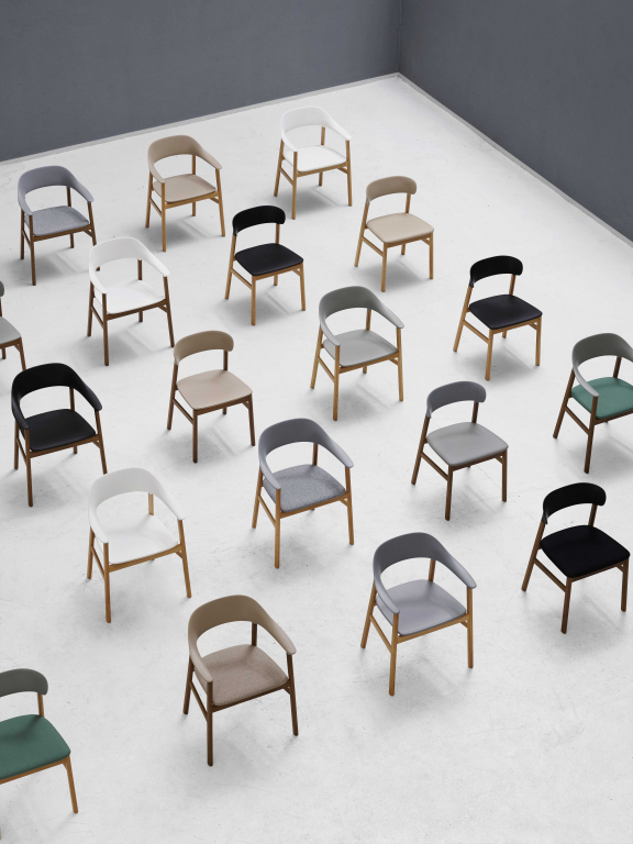 Normann Copenhagen Herit Armchair Smoked Oak stoel Spectrum leer zwart