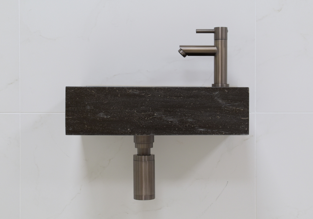 Lambini Designs Recto rechts natuursteen fonteinset met oud ijzerkleurige kraan en toebehoren