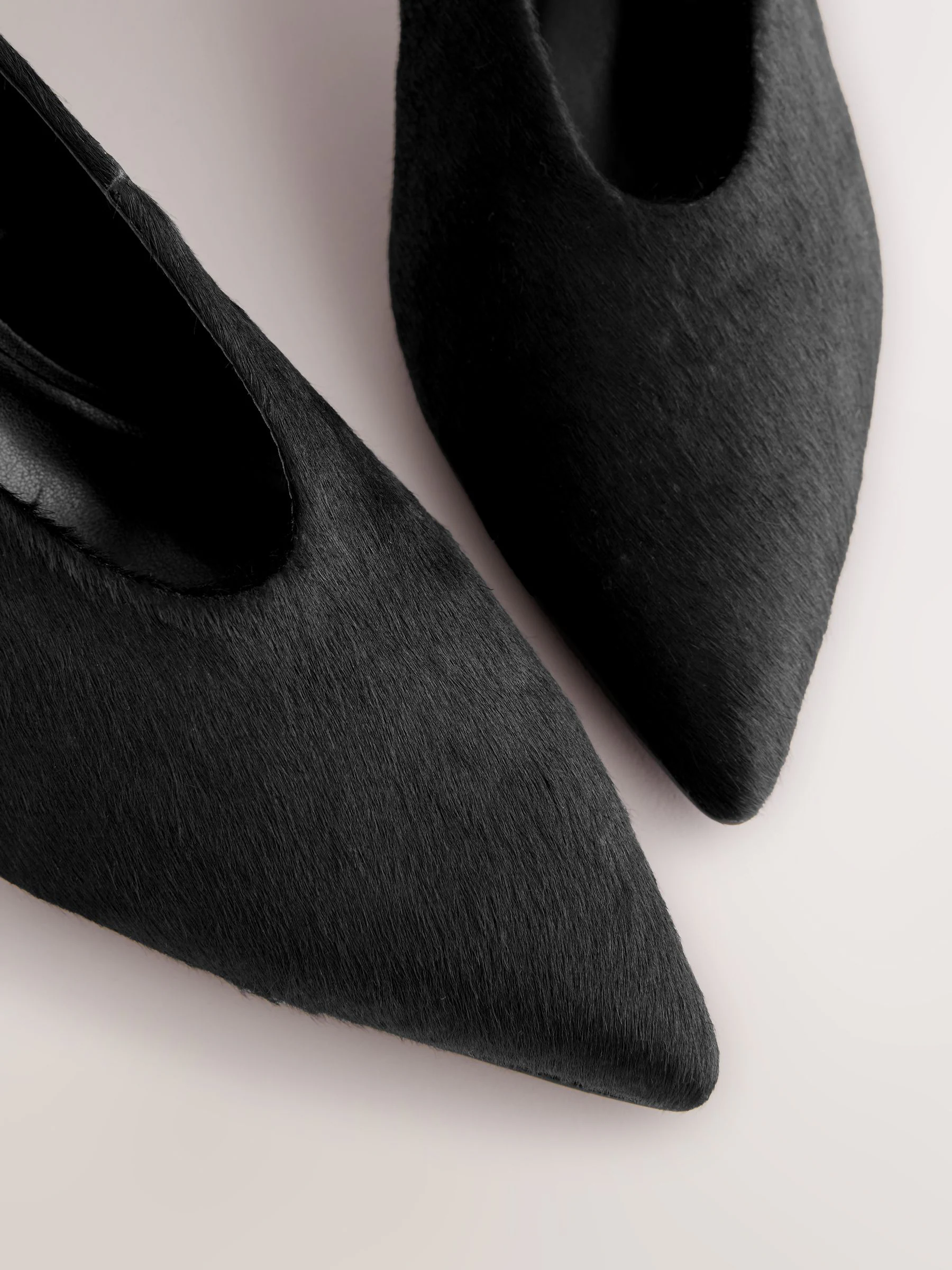 Zwart - Leren schoenen met spitse neus en lage blokhakken