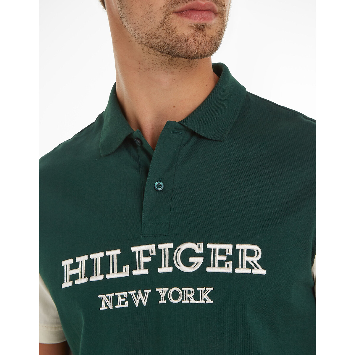 TOMMY HILFIGER<br>Polo reta com blocos de cores e logotipo bordado