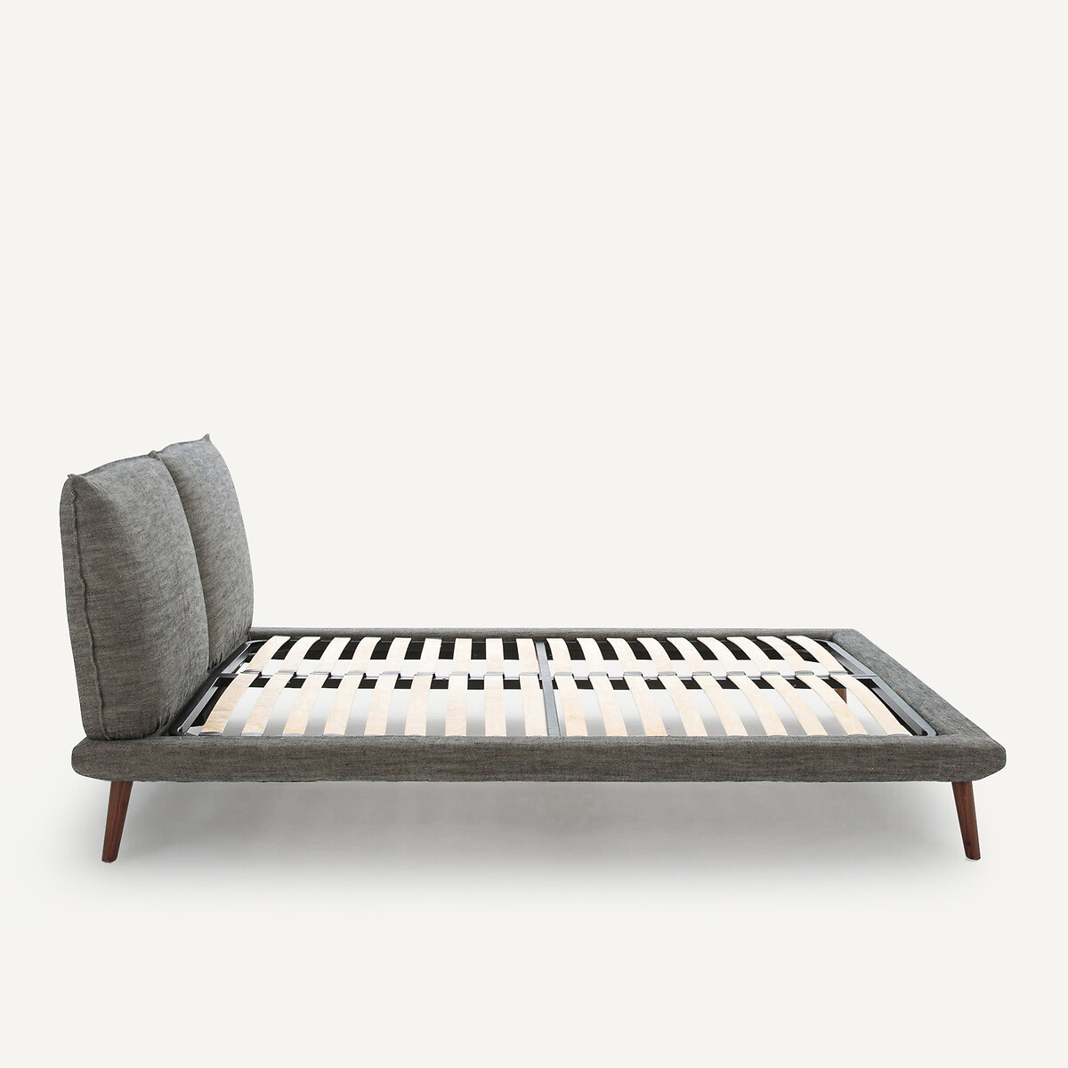 AM.PM<br>Cama de linho com estrado de ripas, modelo Aurore, de E. Gallina