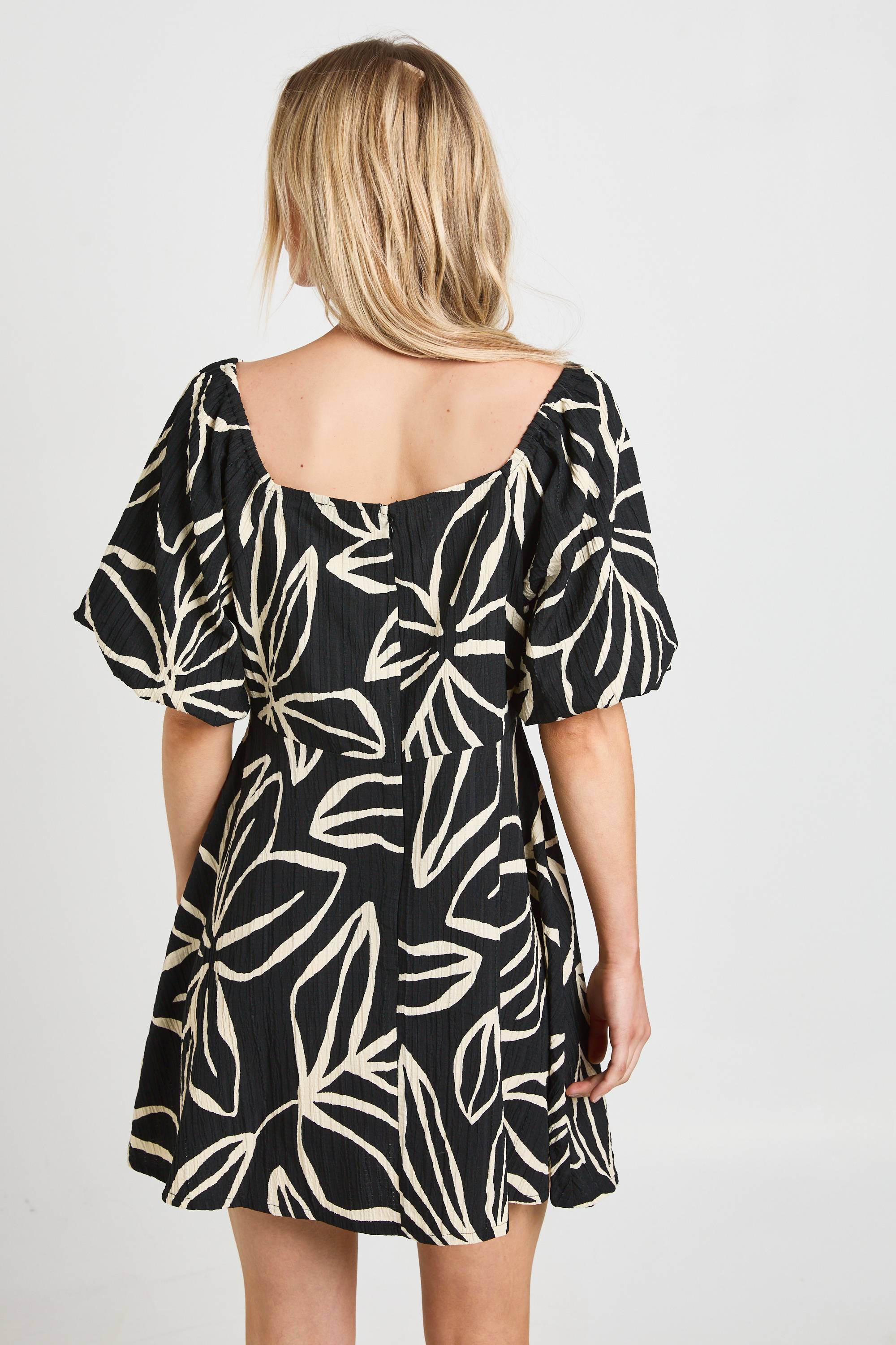 boohoo Robe Courte Petite À Manches Volumineuses Et Imprimé Floral Texturé