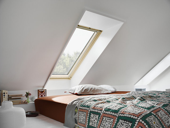Fenêtre de toit à rotation VELUX Standard Clearfinish - bois/pin L. 114 x H. 140 cm (GGL 3054 SK08)