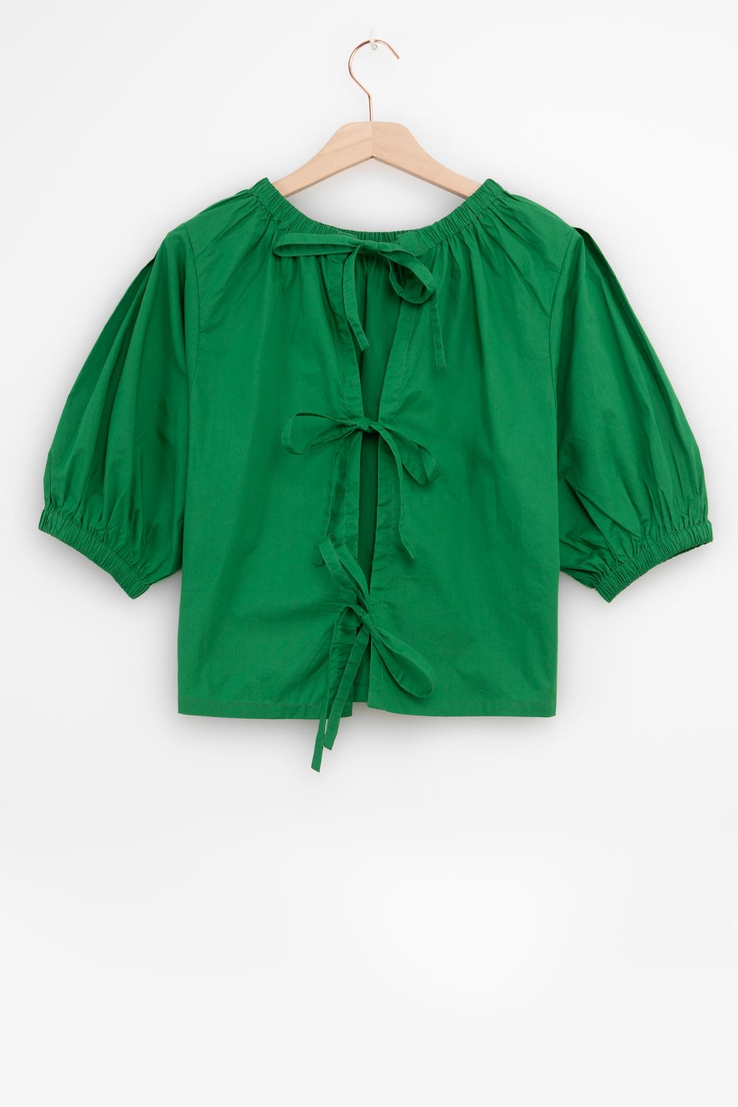 Groene top met strikdetails