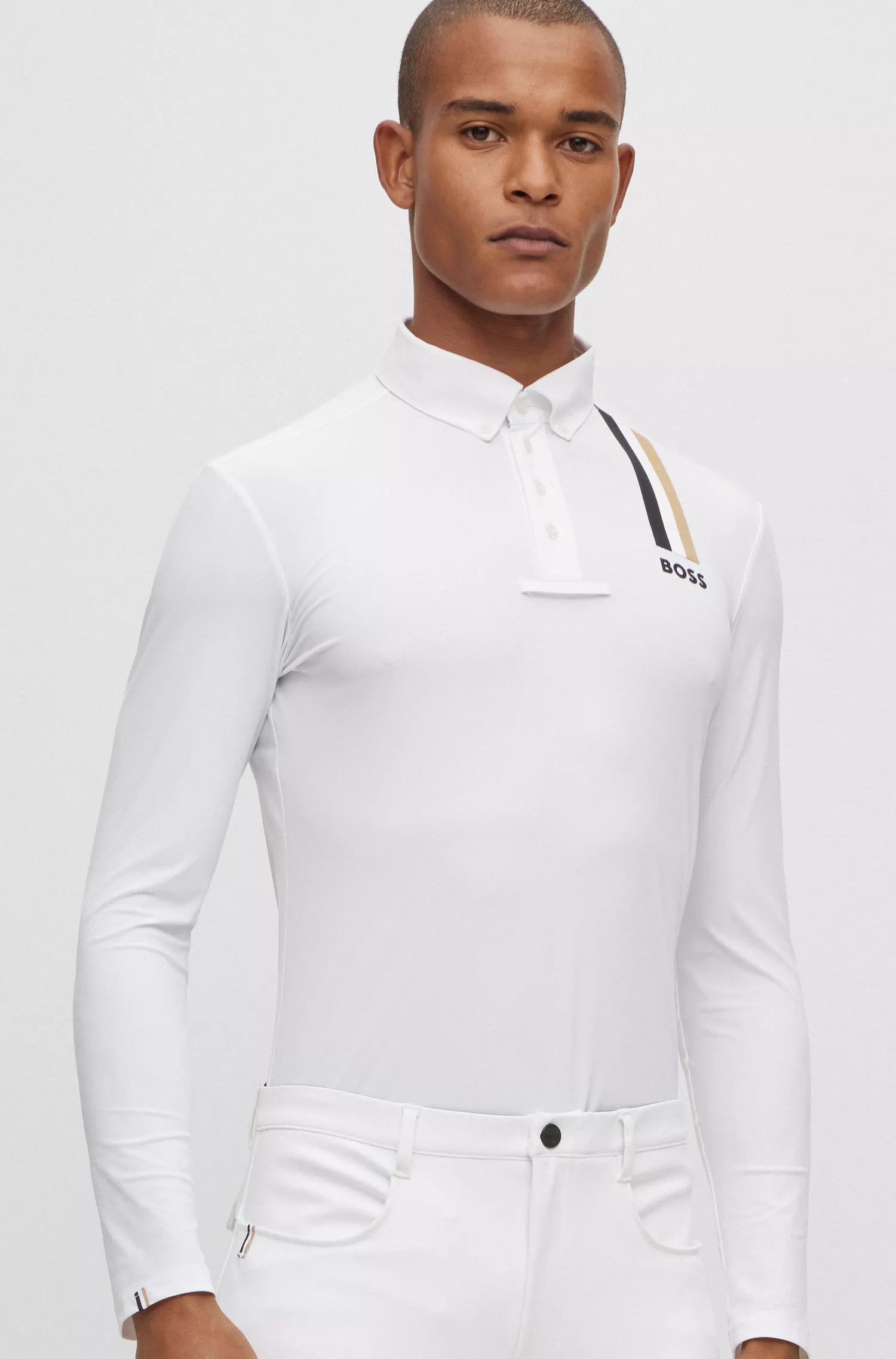 Camisa de competição BOSS preta para equitação com listra e logotipo característicos.
