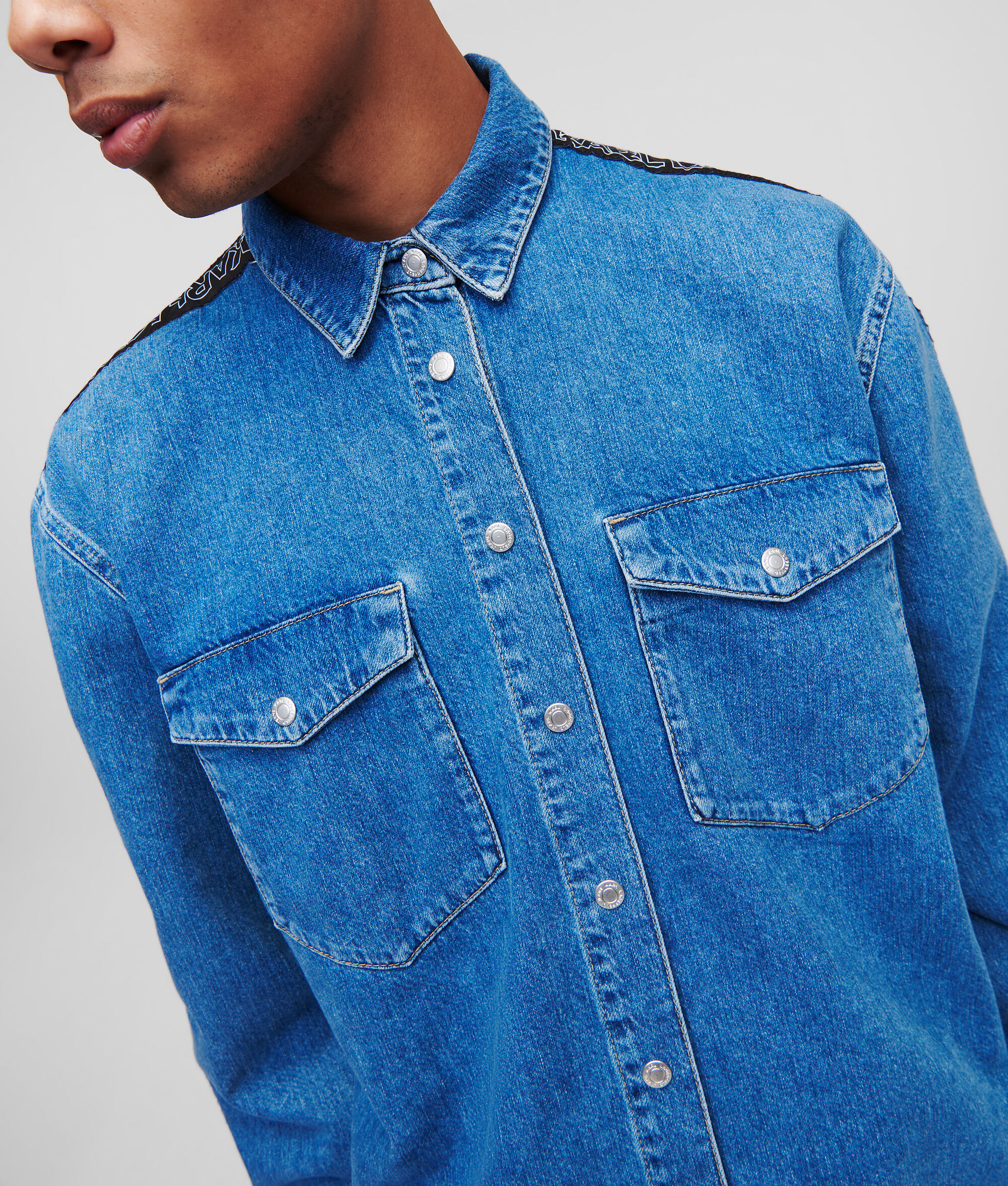 CHEMISE EN JEAN AVEC GALON À LOGO KLJ