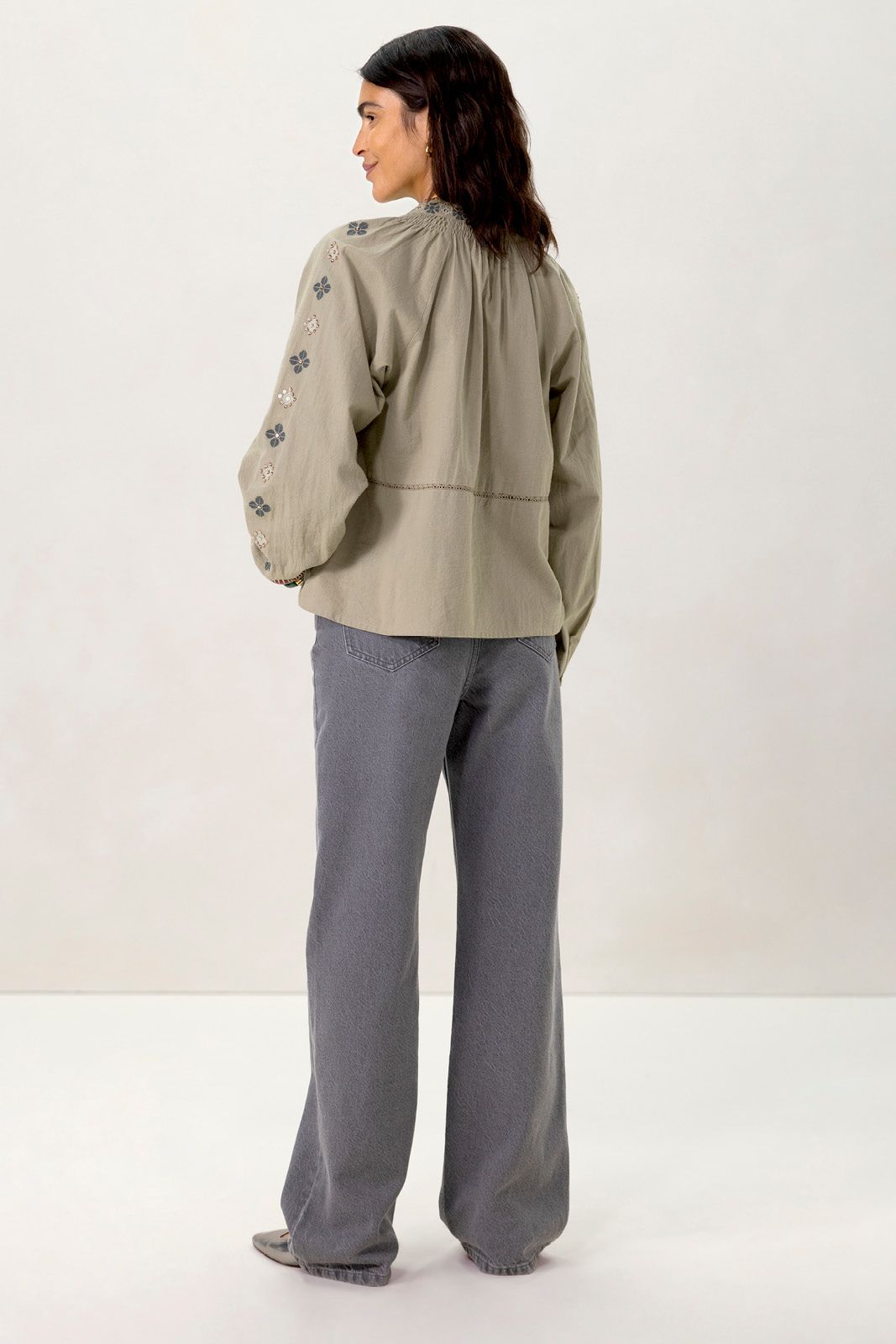 Lichtgroene blouse met borduurwerk