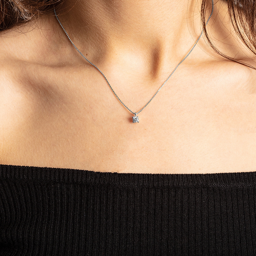 Collier mit Anhänger 750/18 K Weissgold mit Diamant 0.30 ct H/si