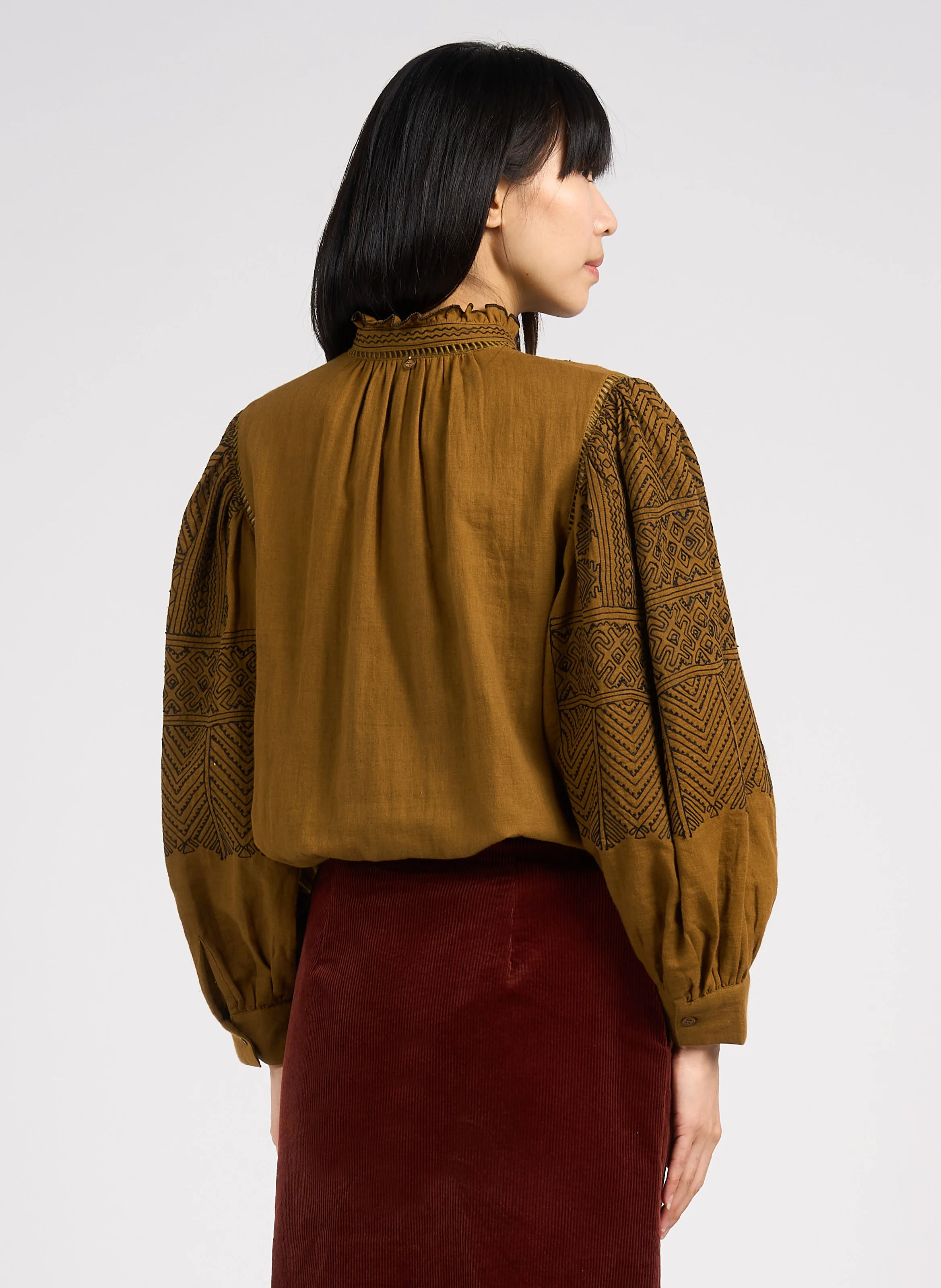 SVETLANA - Chemise col rond brodée en voile de coton | Marron