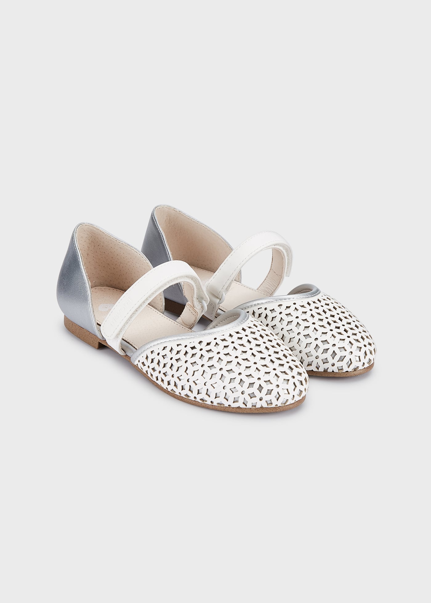 Sapatilha aberta com fecho de velcro para meninas