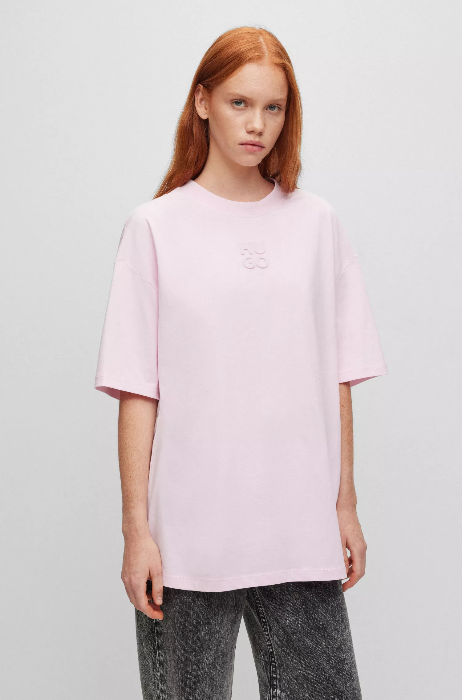 Camiseta HUGO vermelha, modelagem oversized, em algodão, com logo sobreposto.