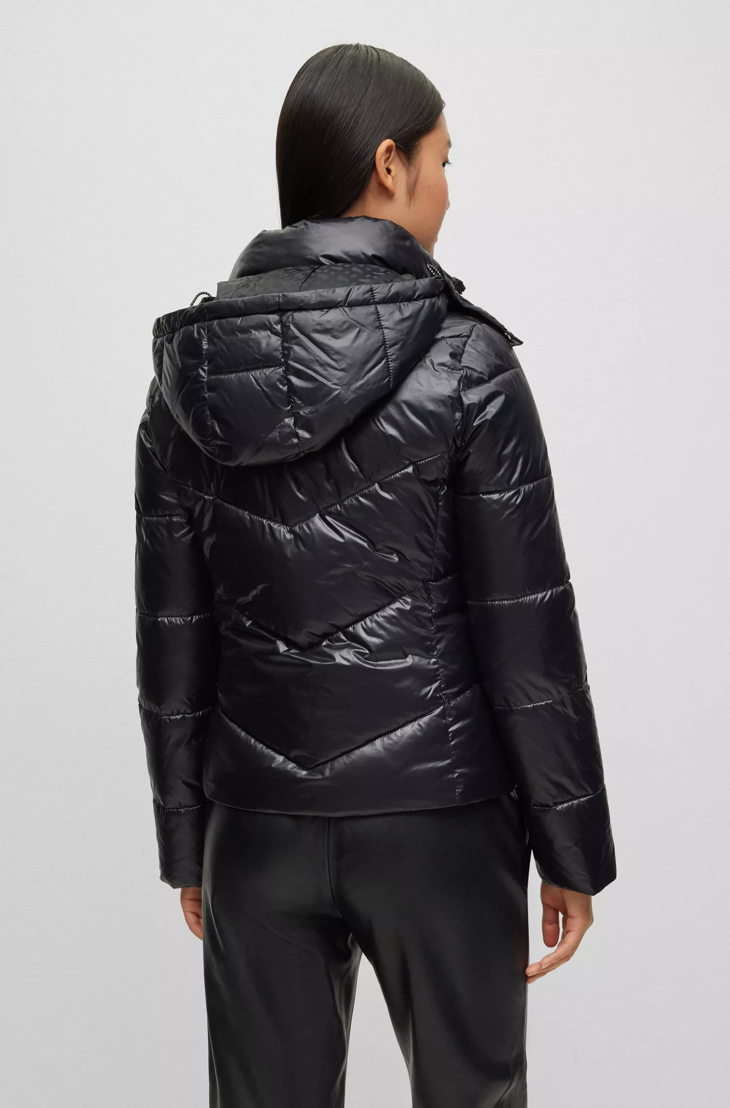 Jaqueta puffer BOSS preta, repelente à água e com acabamento brilhante.