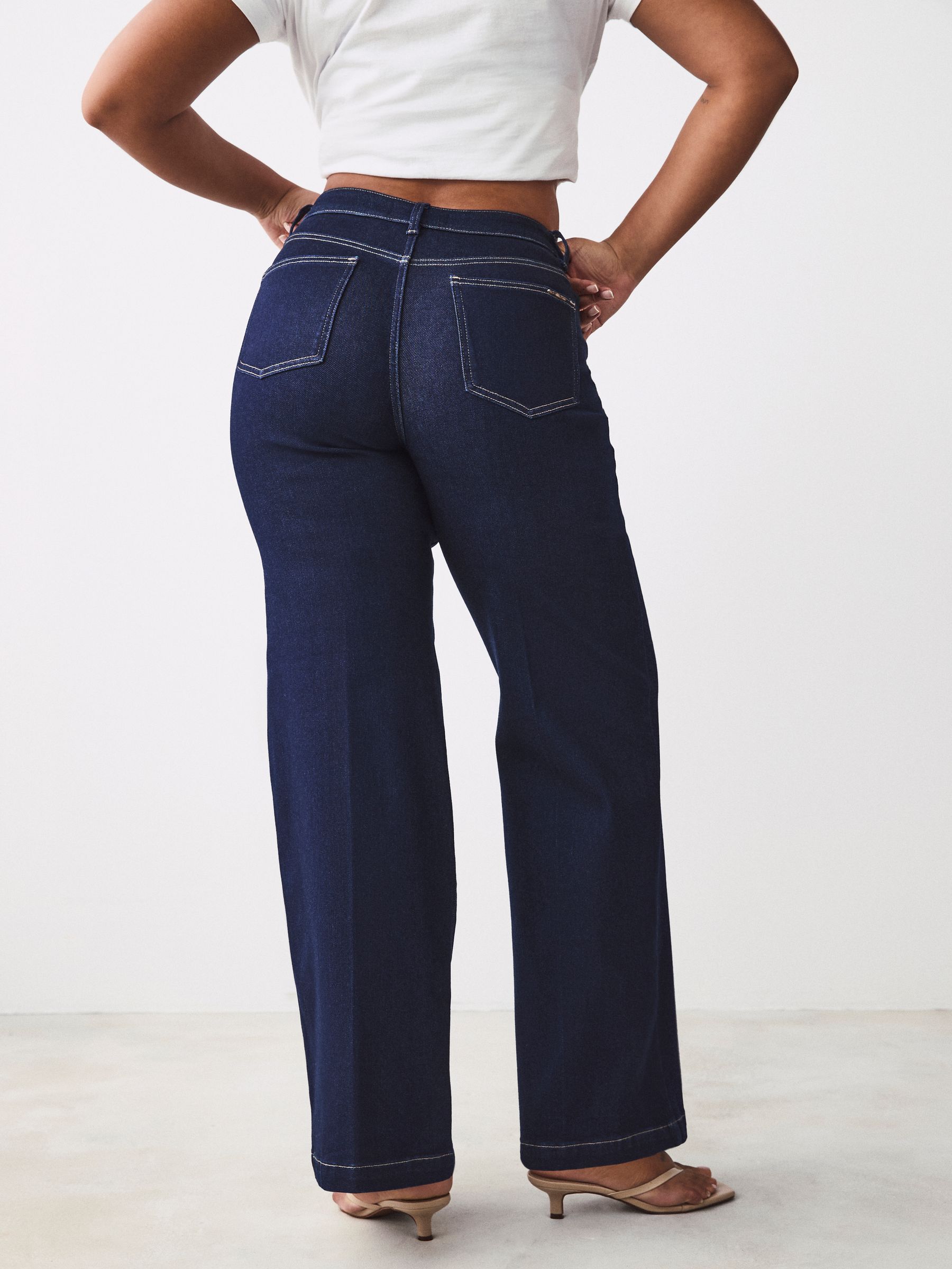 Blauw met wassing - Jeans met zandloperpasvorm en wijde pijpen