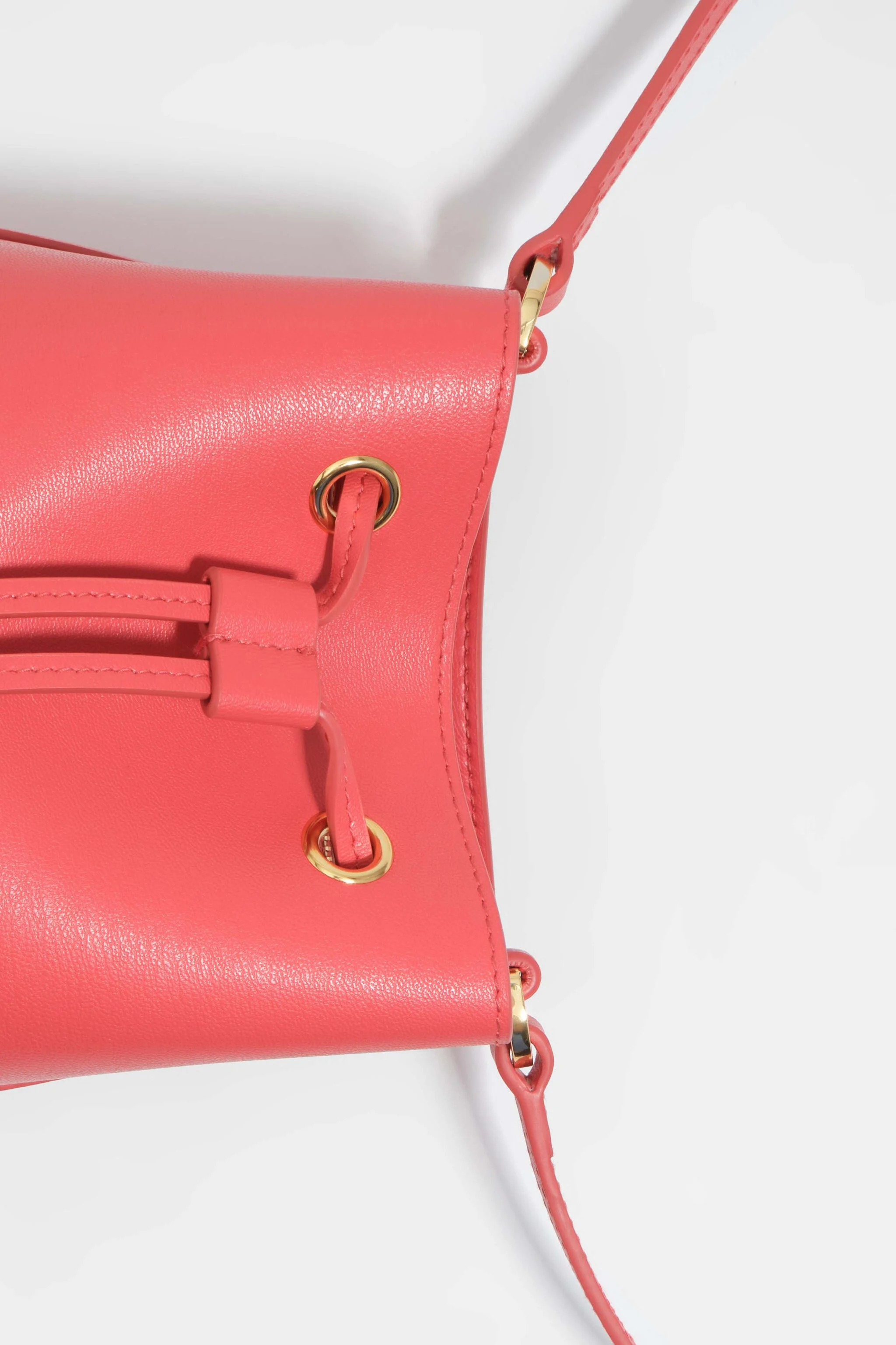 Bolsa mini balde Chihuahua em couro vermelho papoula