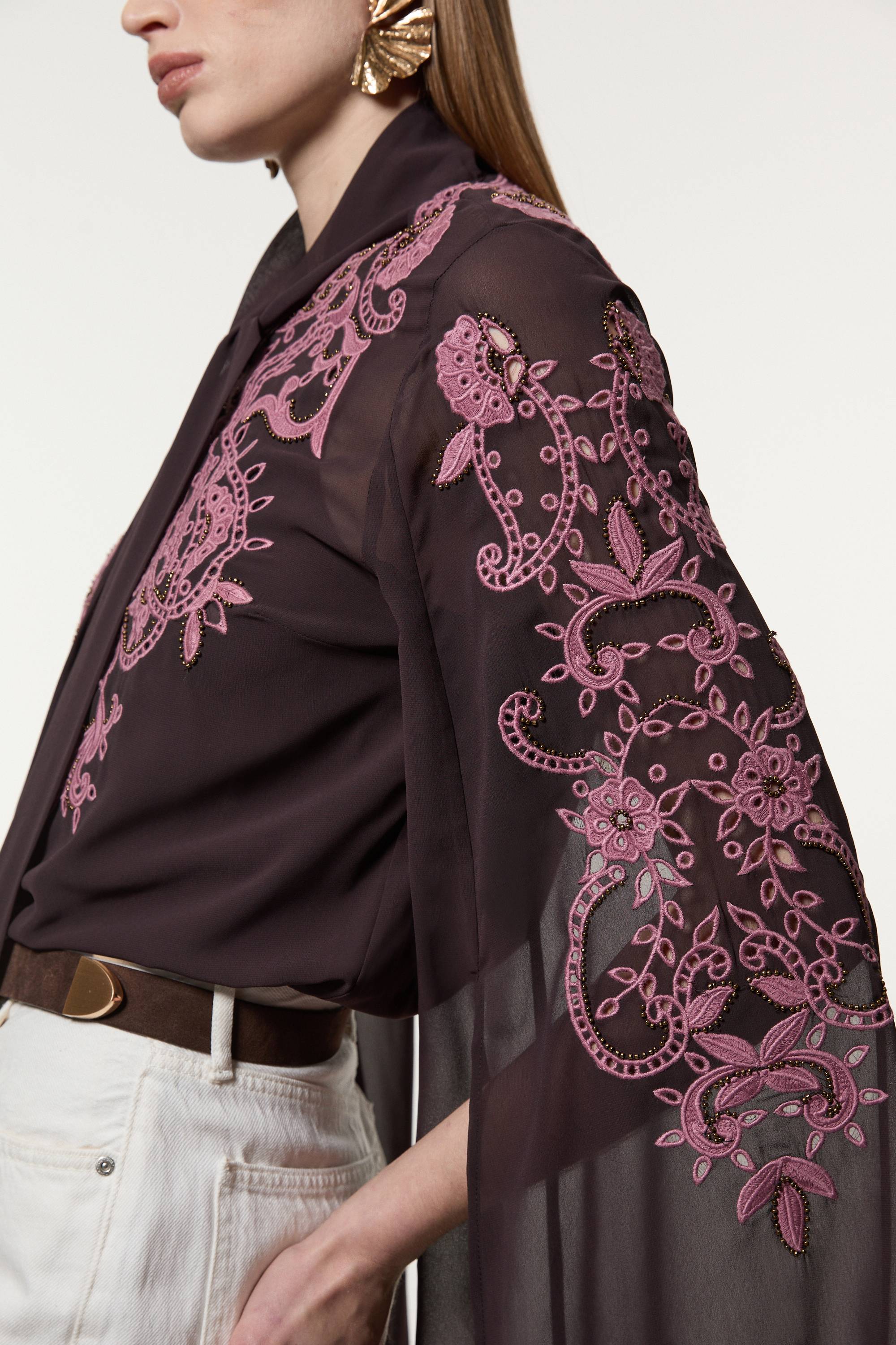 KarenMillen Chemisier long tissé en georgette aux découpes ajourées et orné de perles, avec un col noué et des manches dramatiques.