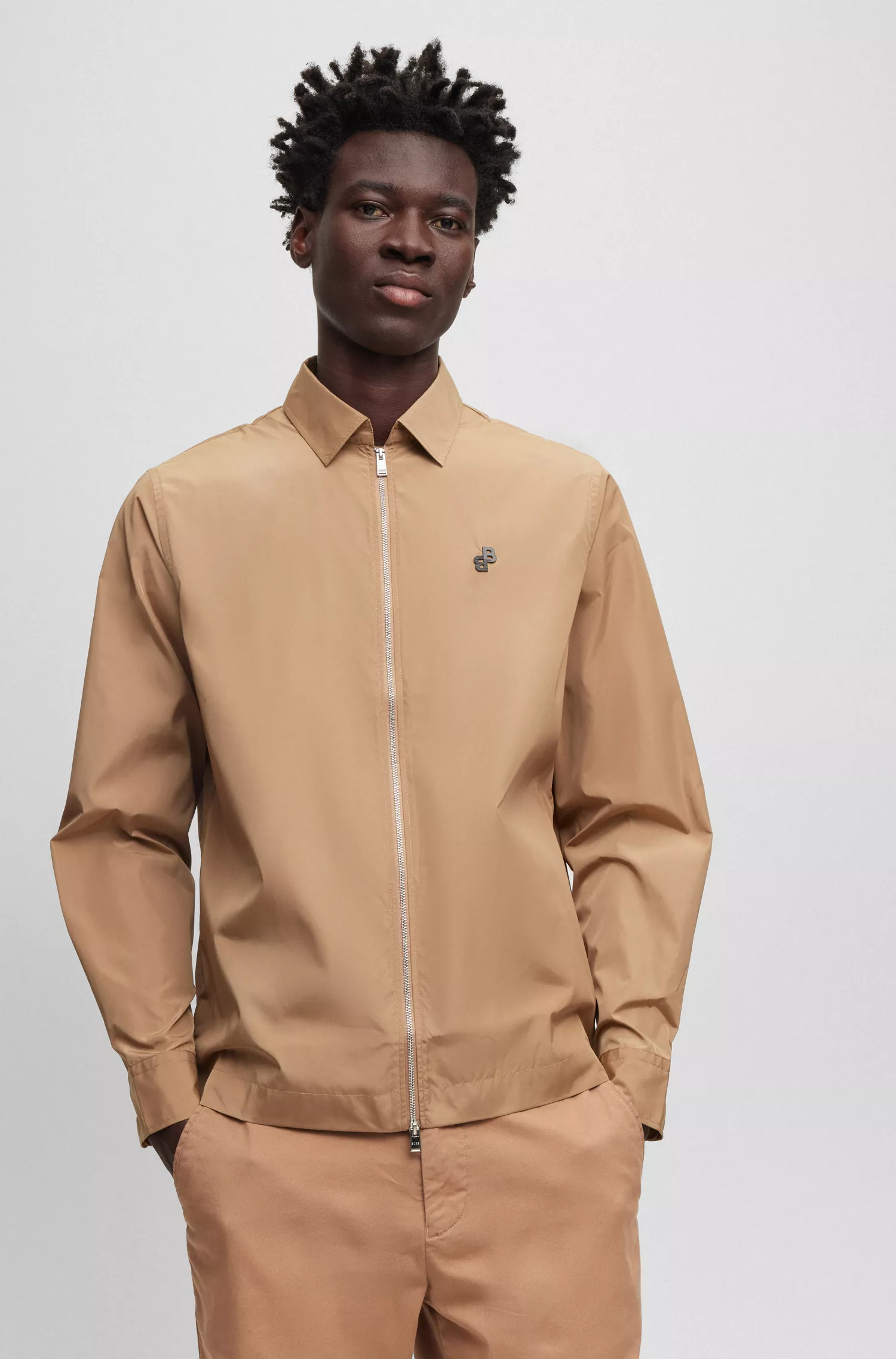 Camisa BOSS preta de corte relaxado, confeccionada em material reciclado e com fecho de zíper.