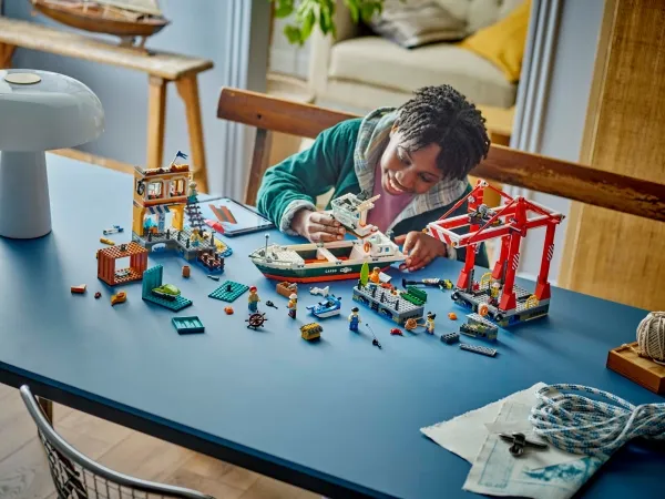 LEGO City 60422 Havnefront med fragtskib