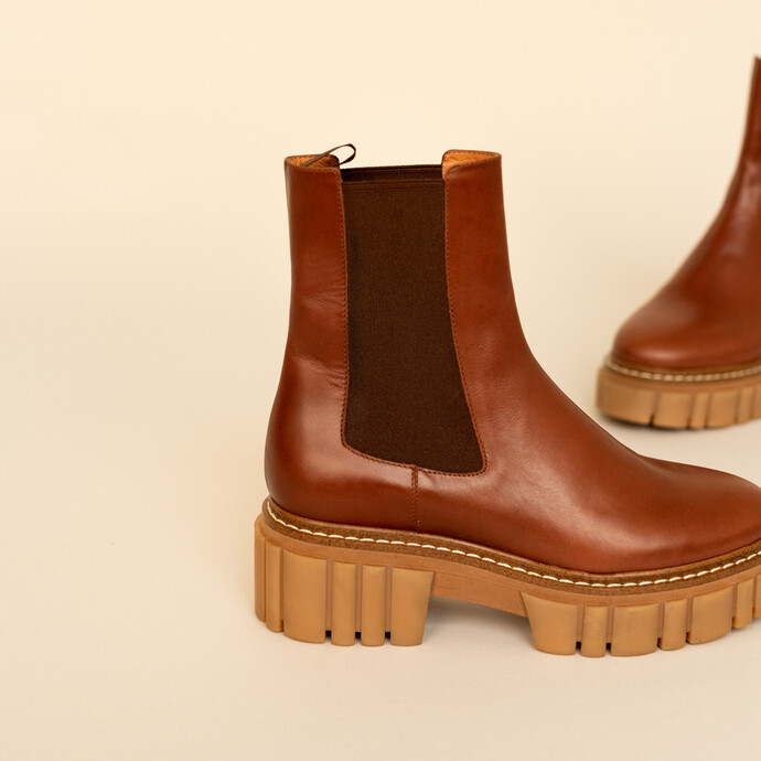 Boots à semelles crantées et élastiques  en cuir gras cognac