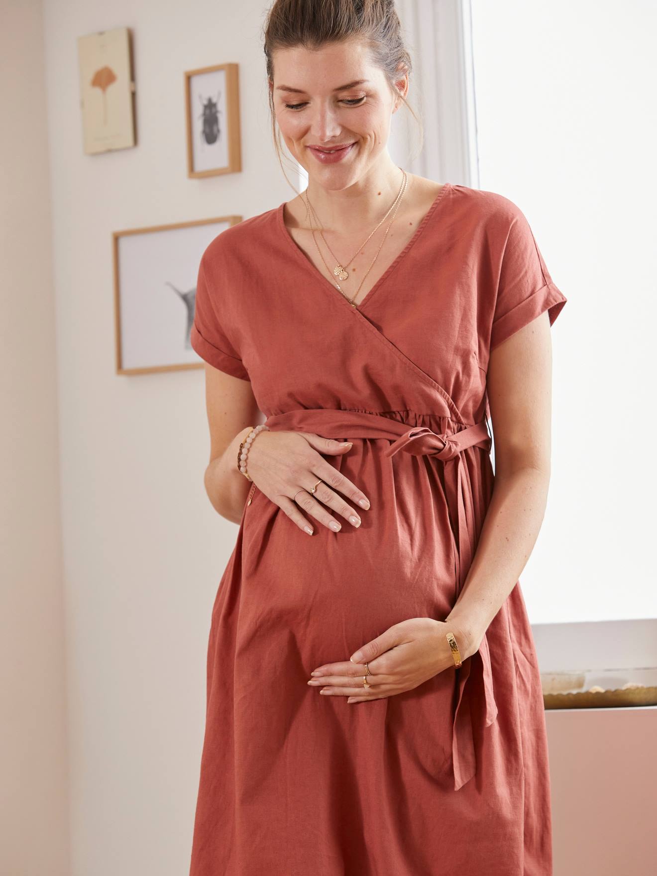 Vestido longo envelope em algodão e linho, ideal para gestantes e lactantes, cor vermelha lisa tamanho médio.