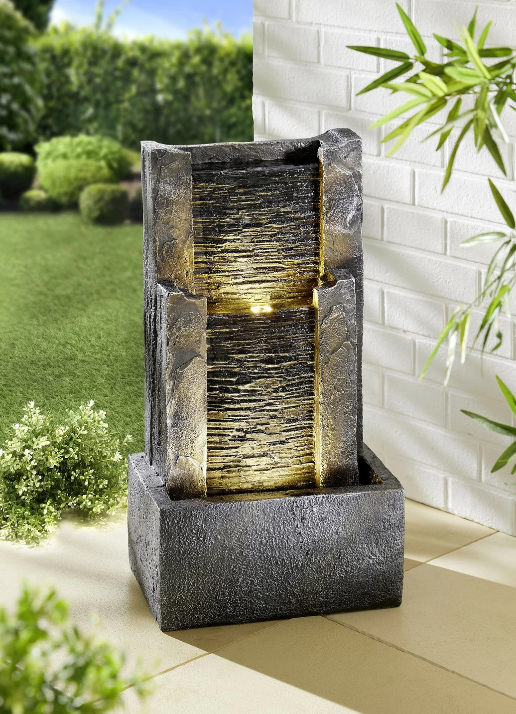 Wasserwand Fendi mit LED-Beleuchtung