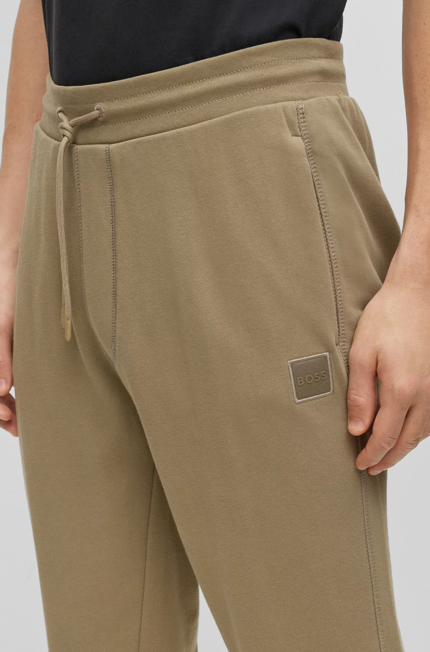 Calça de fato de treino BOSS laranja em tecido atoalhado de algodão com etiqueta com o logótipo