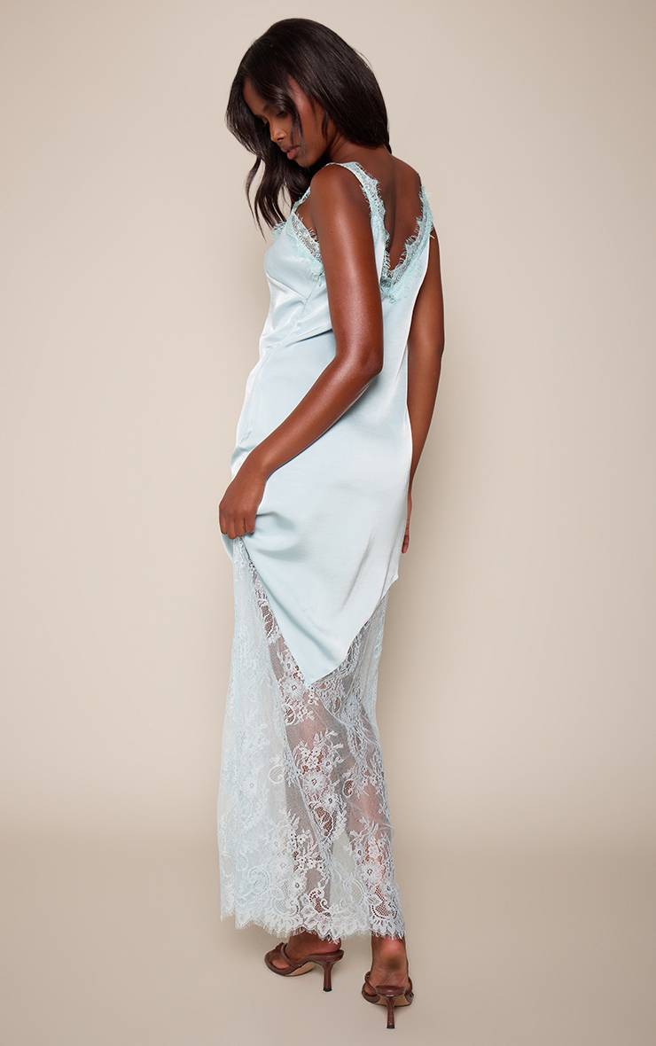 Bleu Pâle Robe Longue Fluide En Satin À Décolleté Plongeant Et Finitions En Dentelle