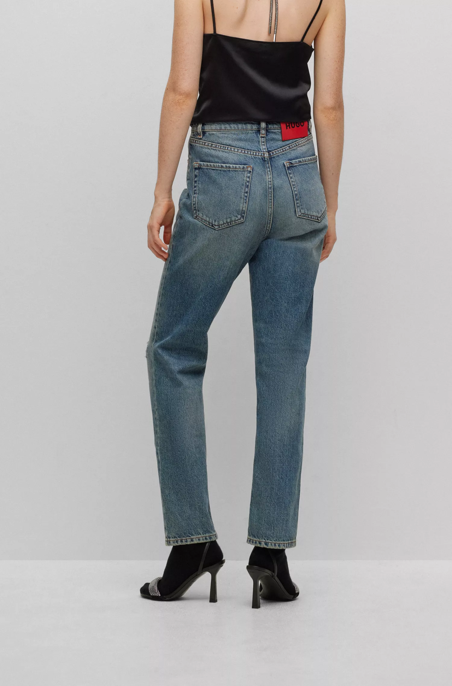 Calça jeans HUGO vermelha, modelagem relaxada, em denim azul-marinho.