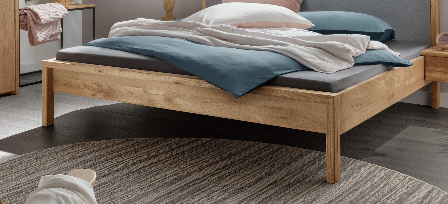 Home affaire Massivholzbett »Huven Doppelbett, Holzbett, hohe Belastbarkeit: 200kg je Seite« in 4 Breiten, Einlasstiefe 16 oder 20cm, niedrige Fusshöhe,  massive FSC-zertifizierte Eiche, Kopfteil gepolstert