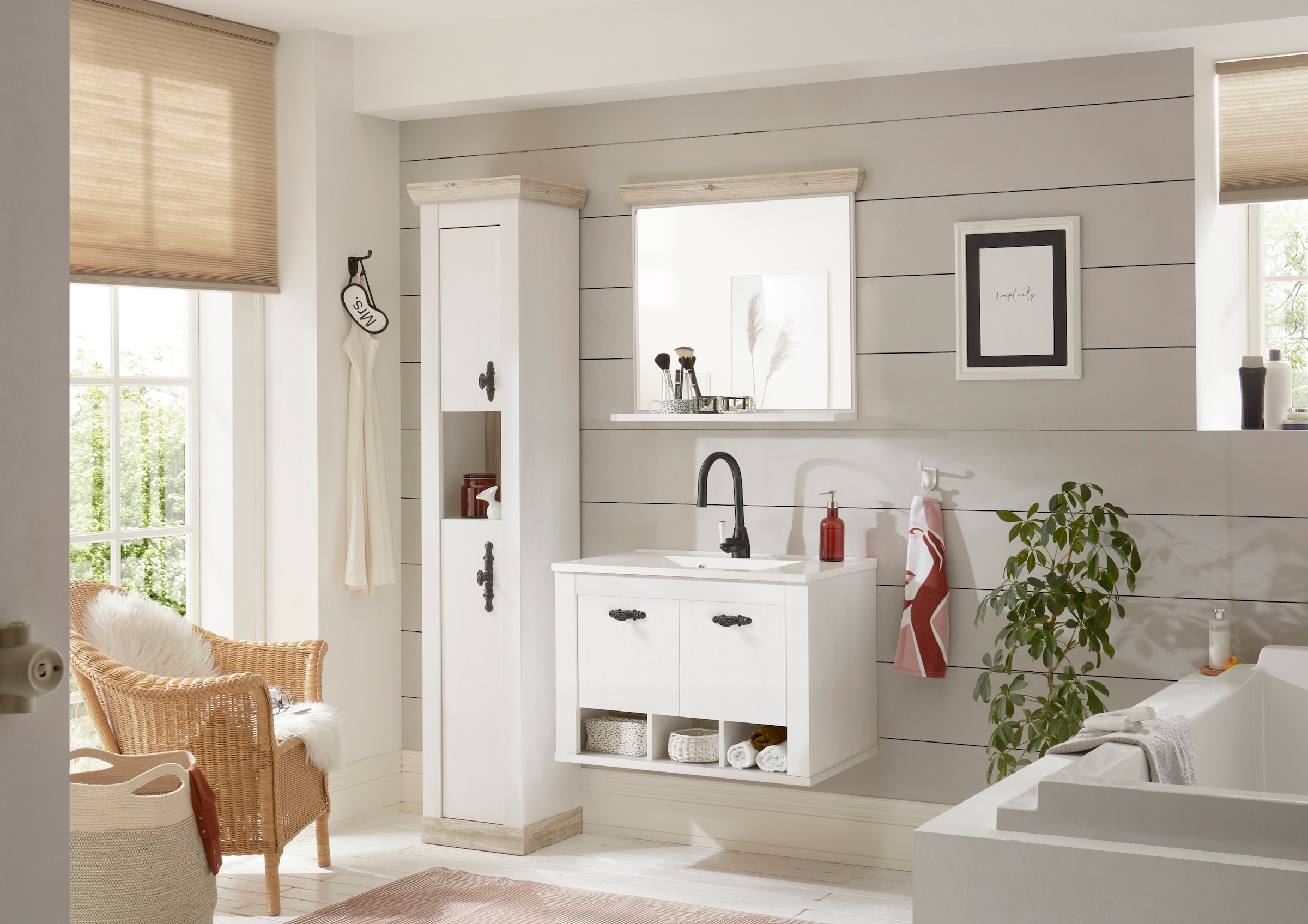 Home affaire Hochschrank »Florenz, Badschrank im Landhausstil, Schrank mit Metallgriffen« in Pinie Weiss, offenes Fach und ausreichend Stauraum hinter Drehtüren