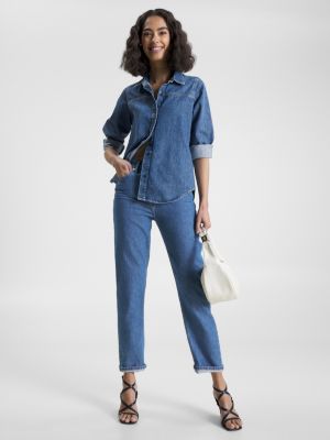 Calça jeans clássica de cintura alta e corte reto.