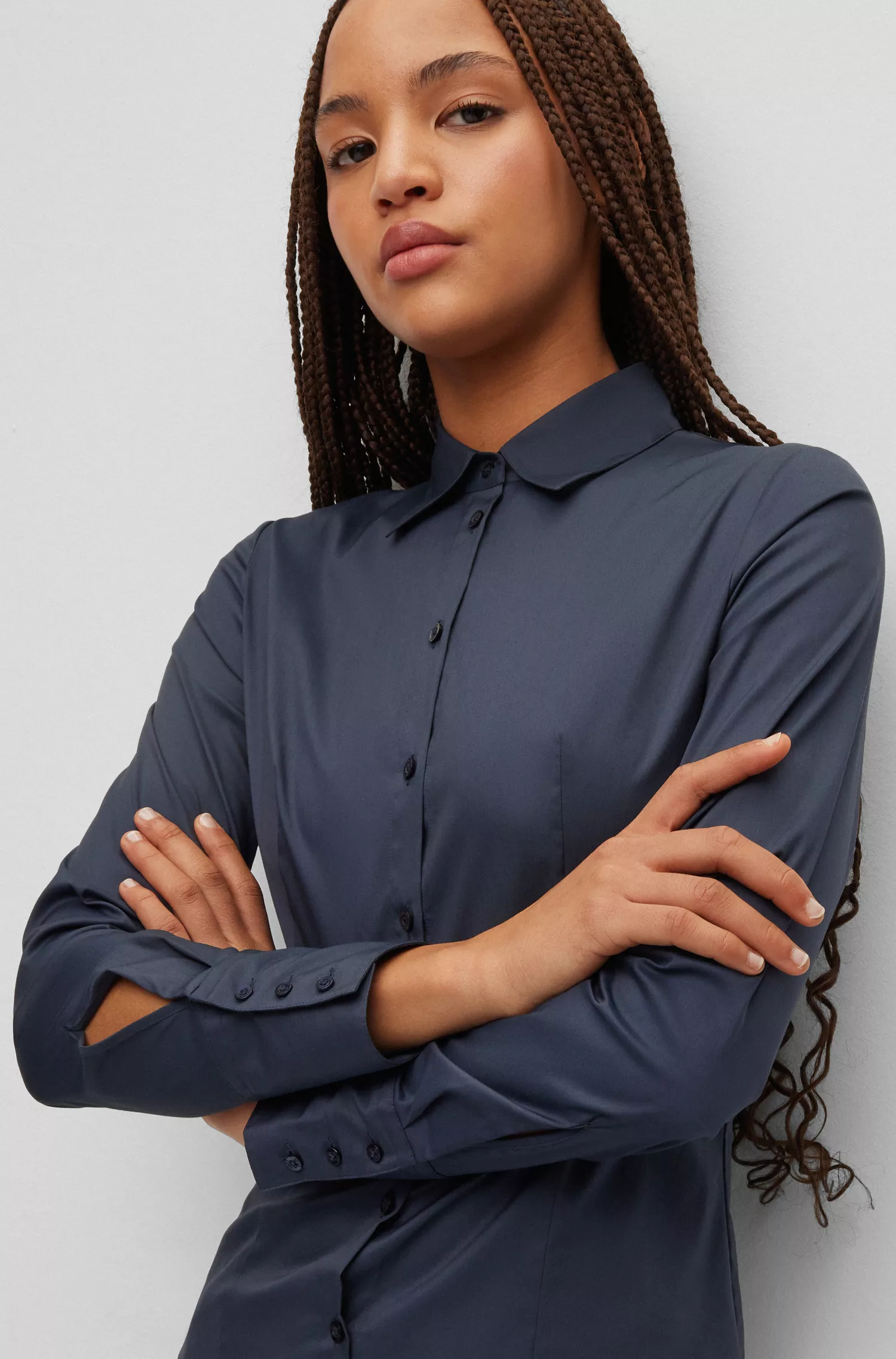 Blusa HUGO vermelha, corte slim, em popeline fácil de passar.