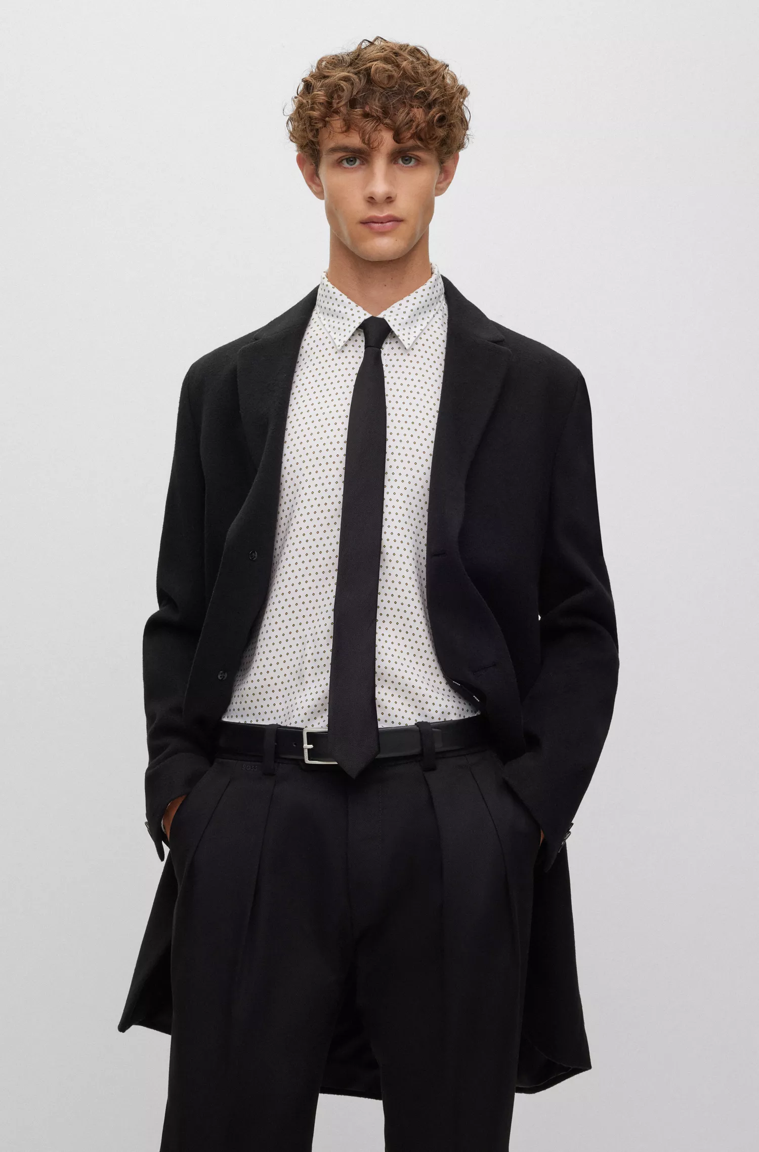 Camisa BOSS preta de corte slim em tecido estruturado com estampa.
