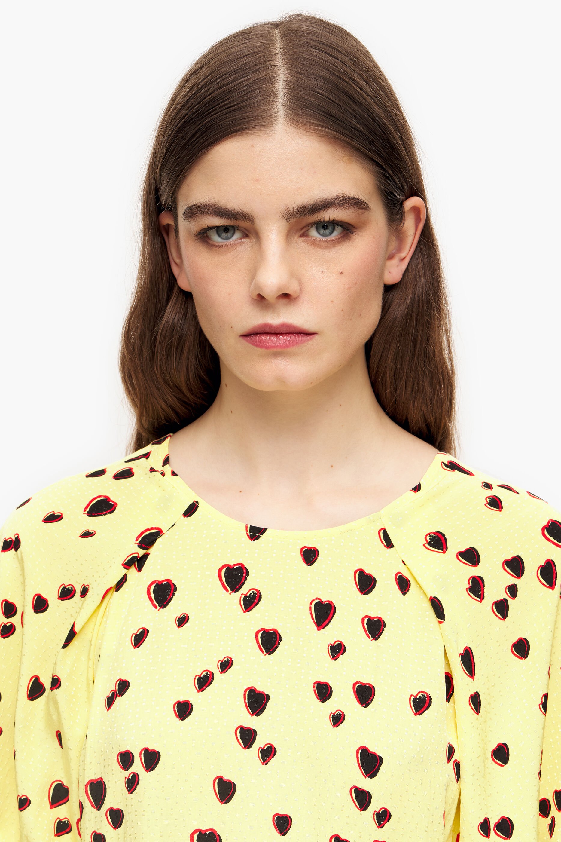 Vestido midi evasê com estampa de pequenos corações em amarelo.