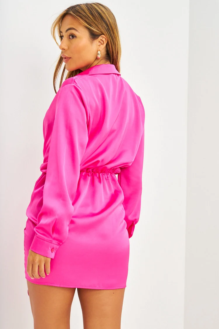 Robe courte rose satinée et froncée