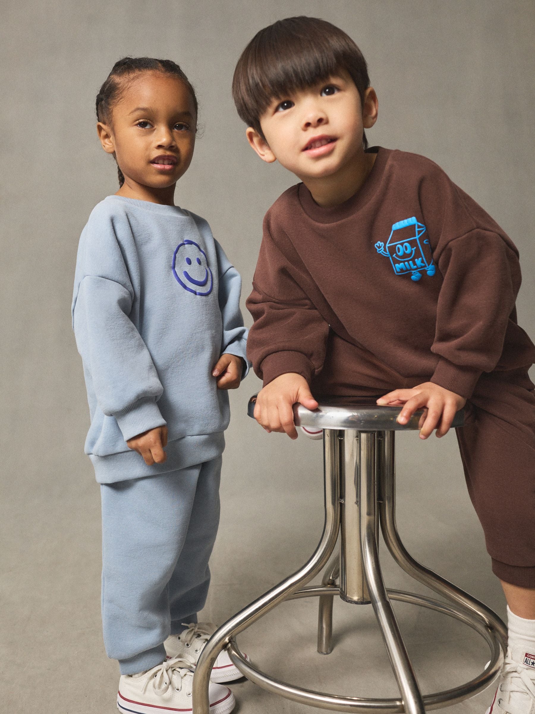 Chocoladebruin en blauw - Bedrukte set van sweater met ronde hals en joggingbroek (3mnd-7jr)
