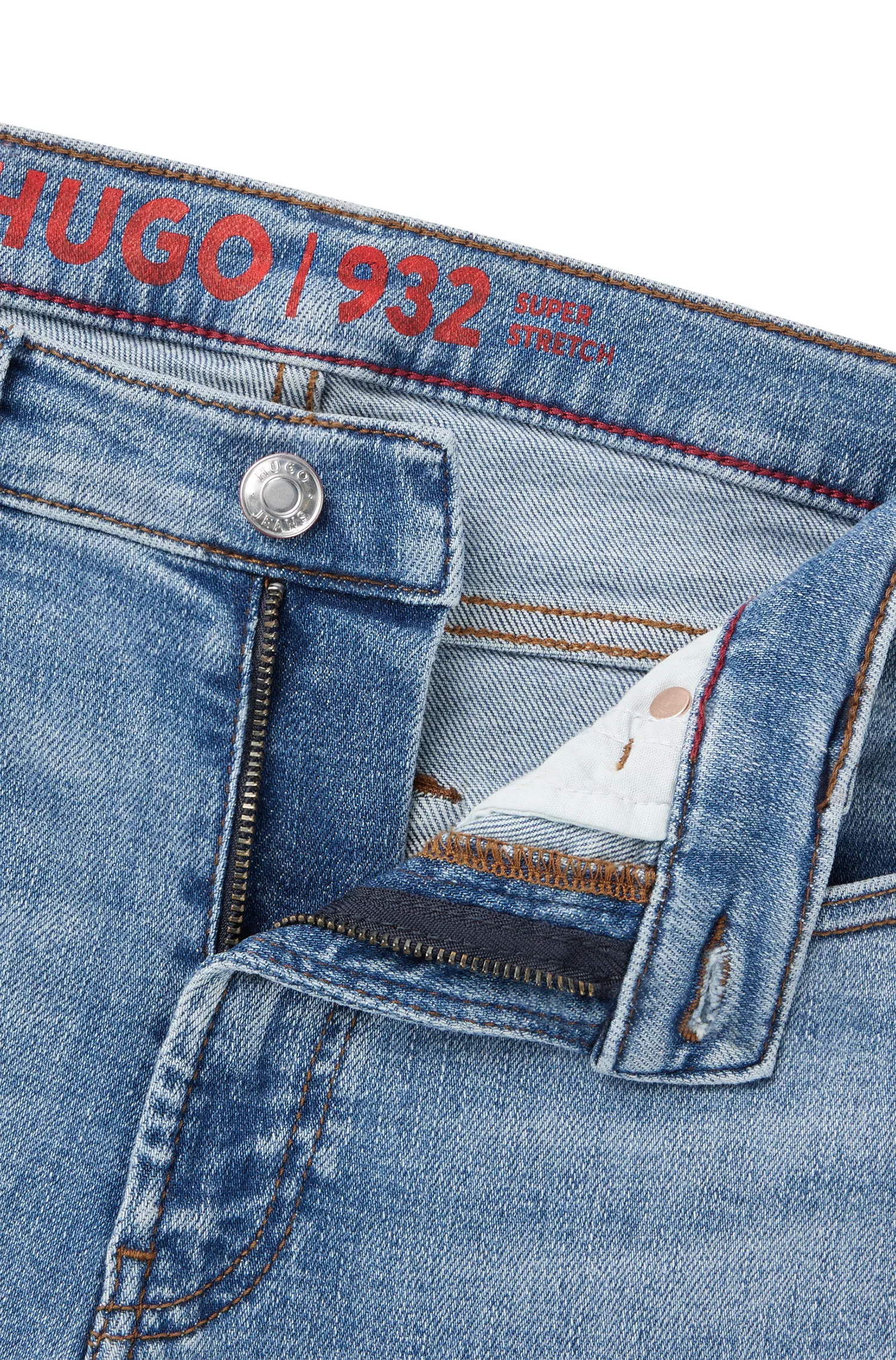 Calça jeans HUGO vermelha, modelo skinny, em denim elástico azul.