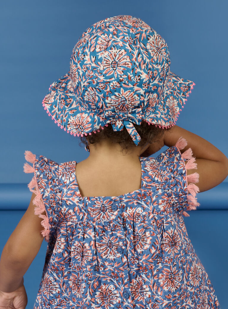 Chapeau bleu à imprimé fleuri bébé fille