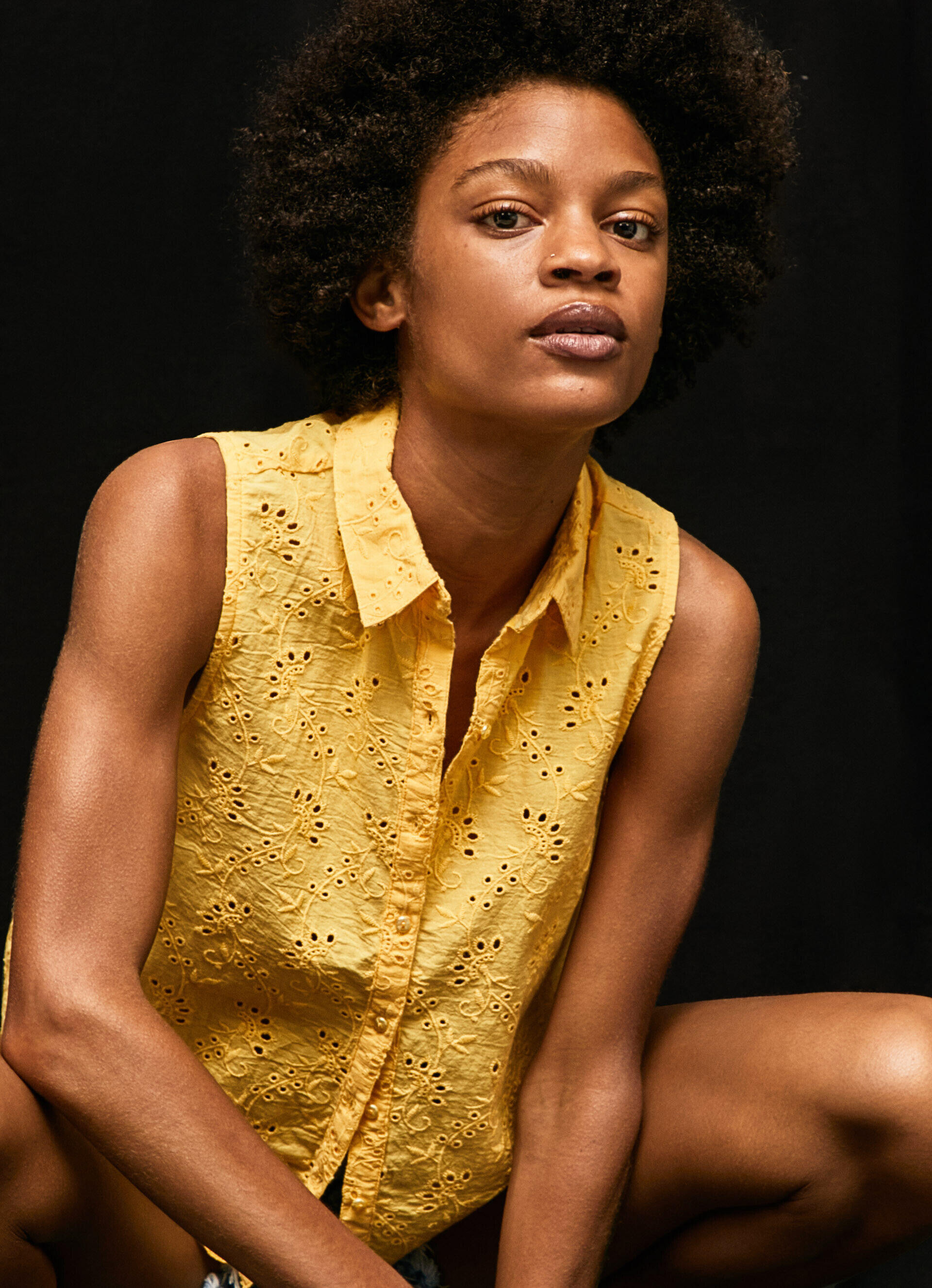 Camisa com cava na manga com detalhes vazados - brilhante