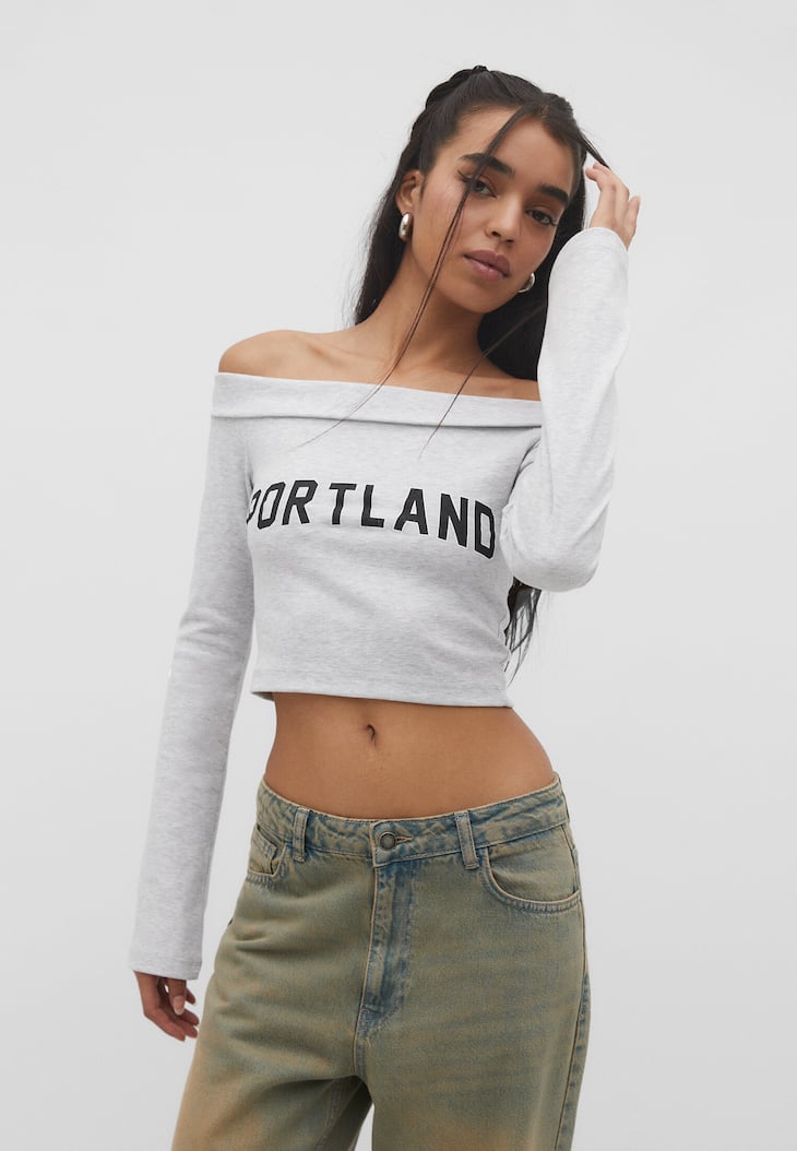 Camiseta ombro a ombro com estampa localizada