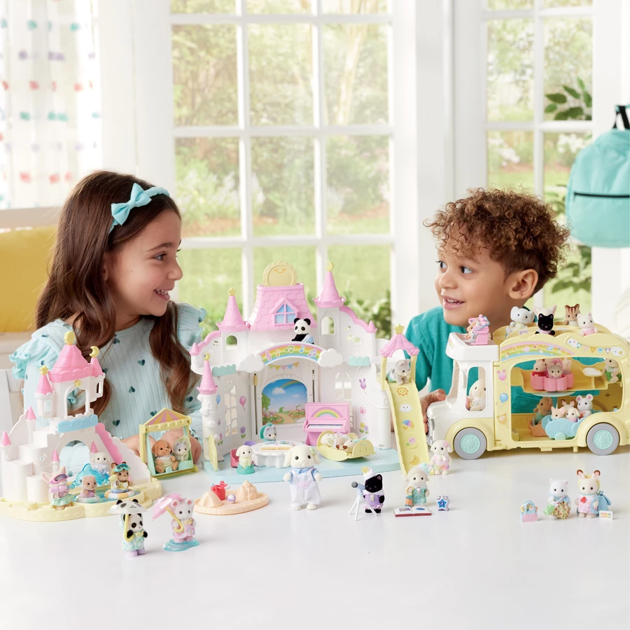Sylvanian Families® Erlebniskindergarten Sandkasten und Pool mit Figur