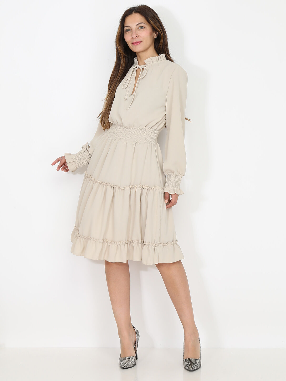 Robe évasée et smockée à volants- Beige