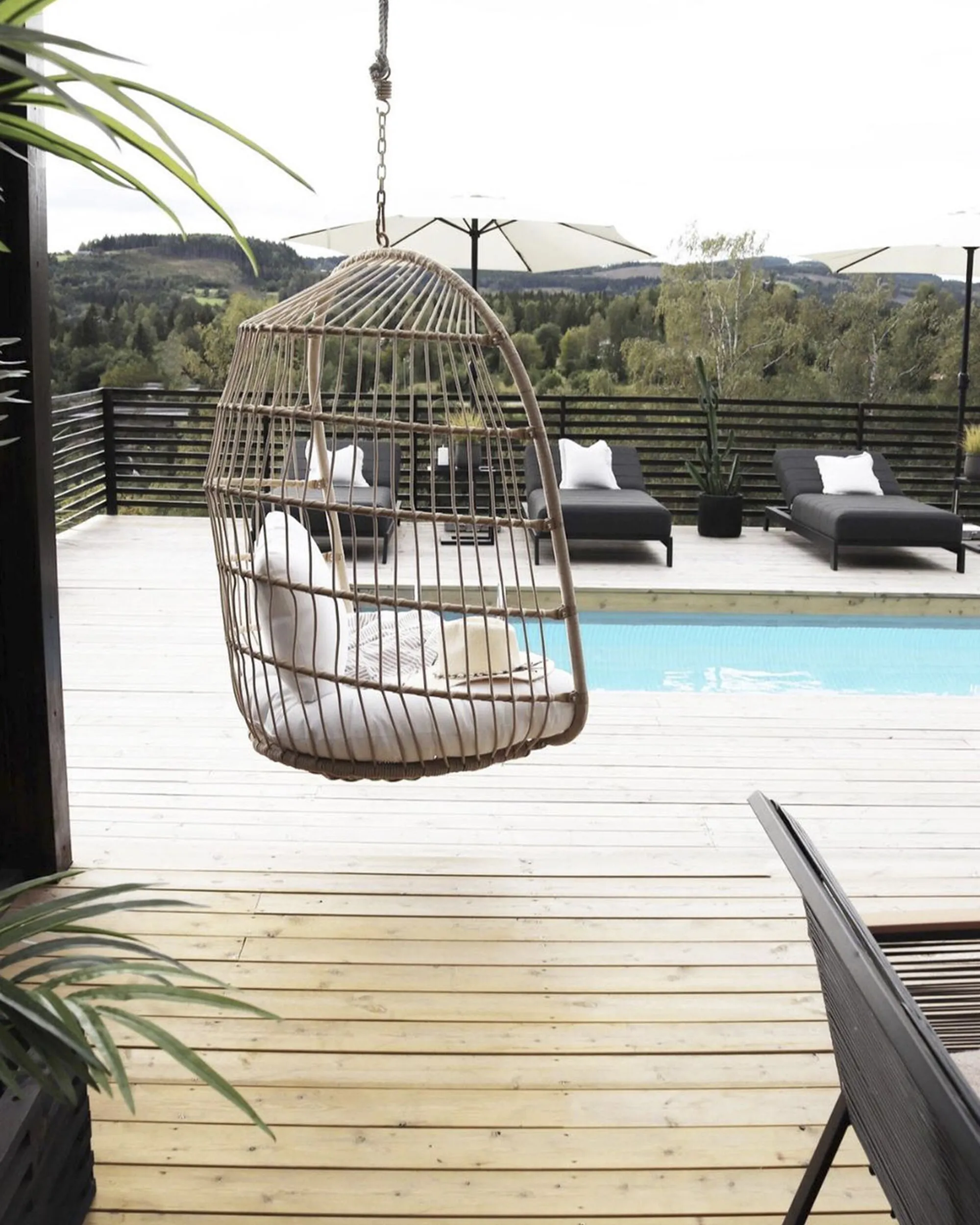 Hangstoel met standaard ALLERA PE rotan Beige