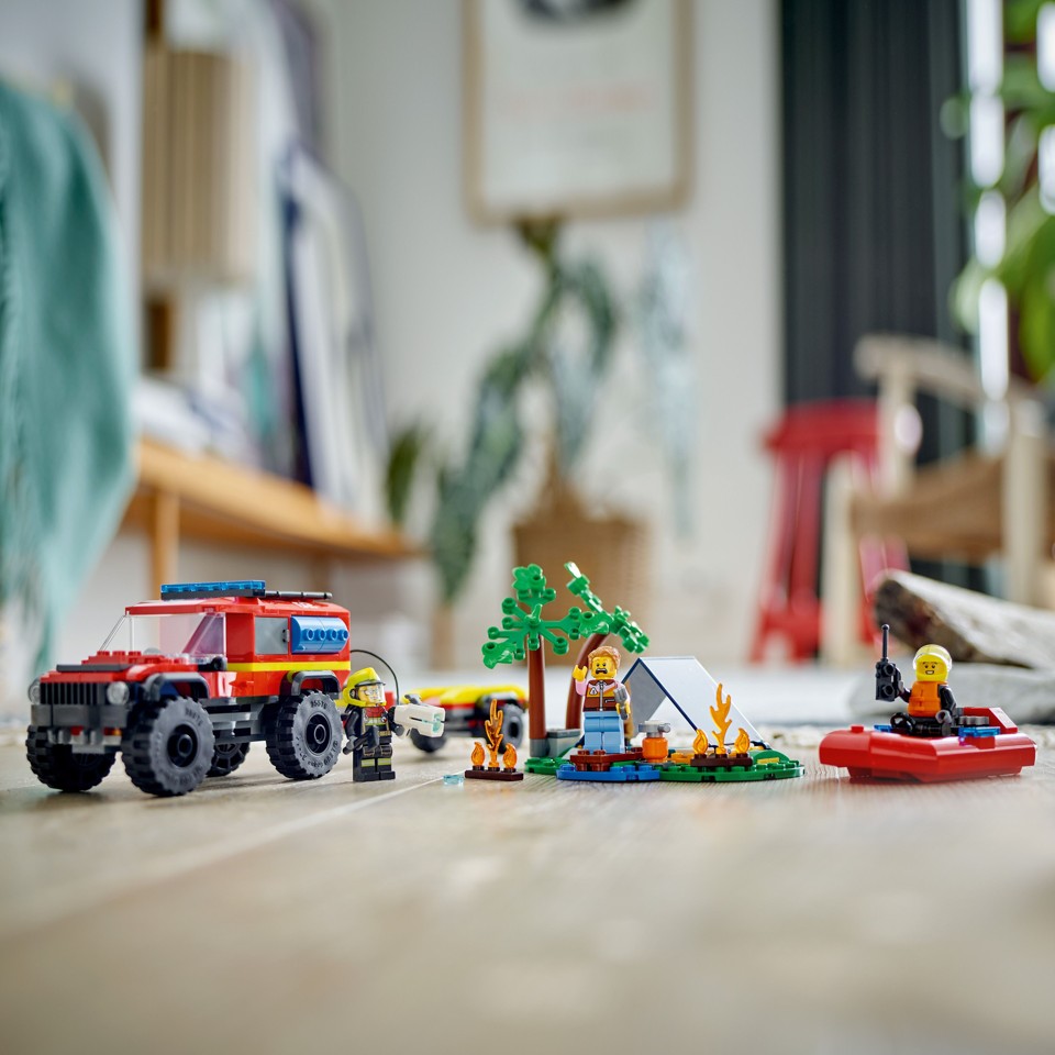LEGO City - Firhjulstrukket brandbil med redningsbåd (60412)