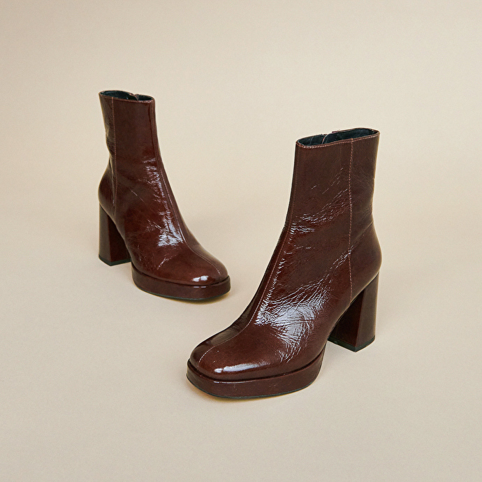 Boots à plateformes et bouts carrés  en cuir brillant marron