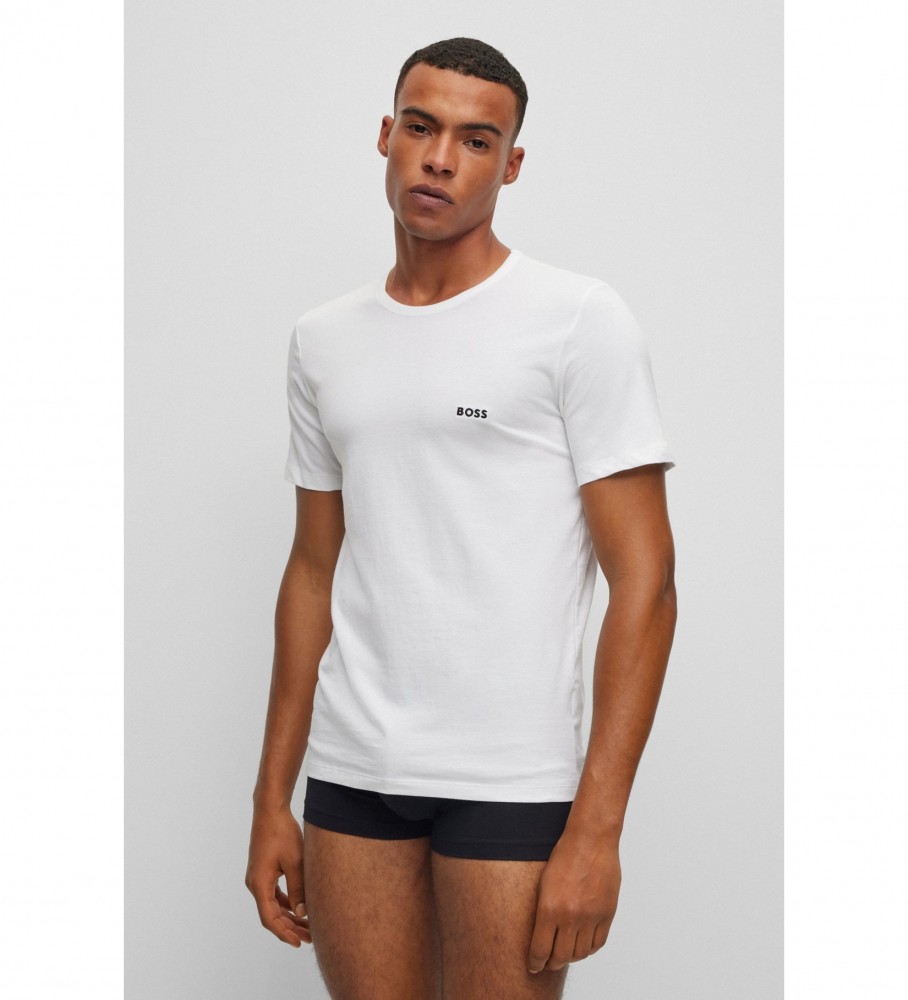 Conjunto de 3 camisetas BOSS nas cores azul, branca e preta.